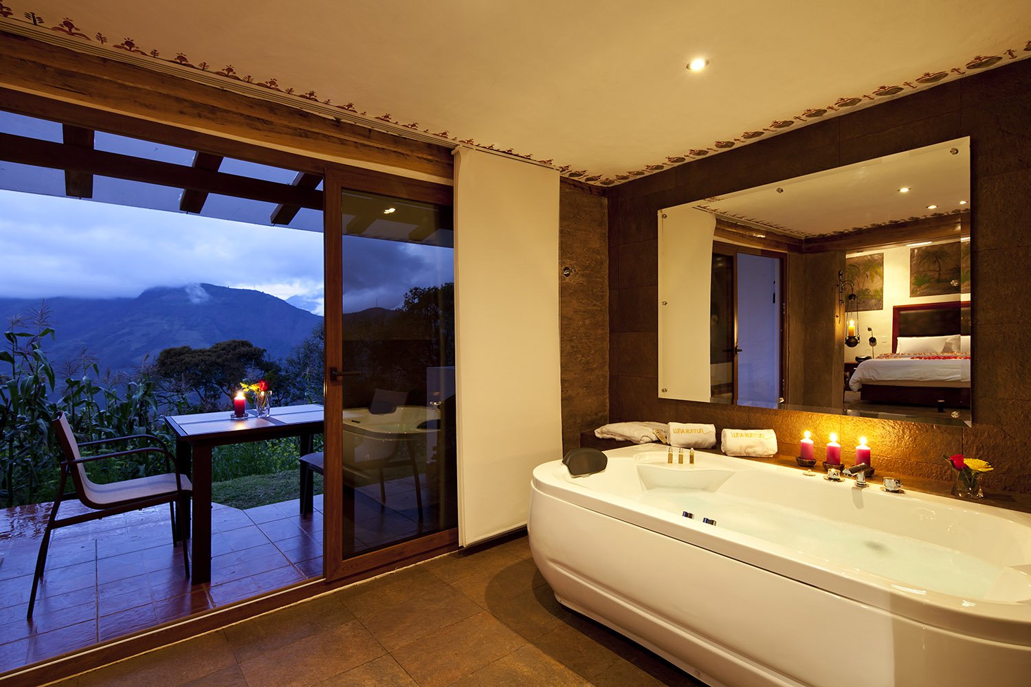 Jacuzzi and Terrace Suite Romantica Corazon de Chocolate 57 - Luna Volcan - Hotel en Banos Ecuador.jpg