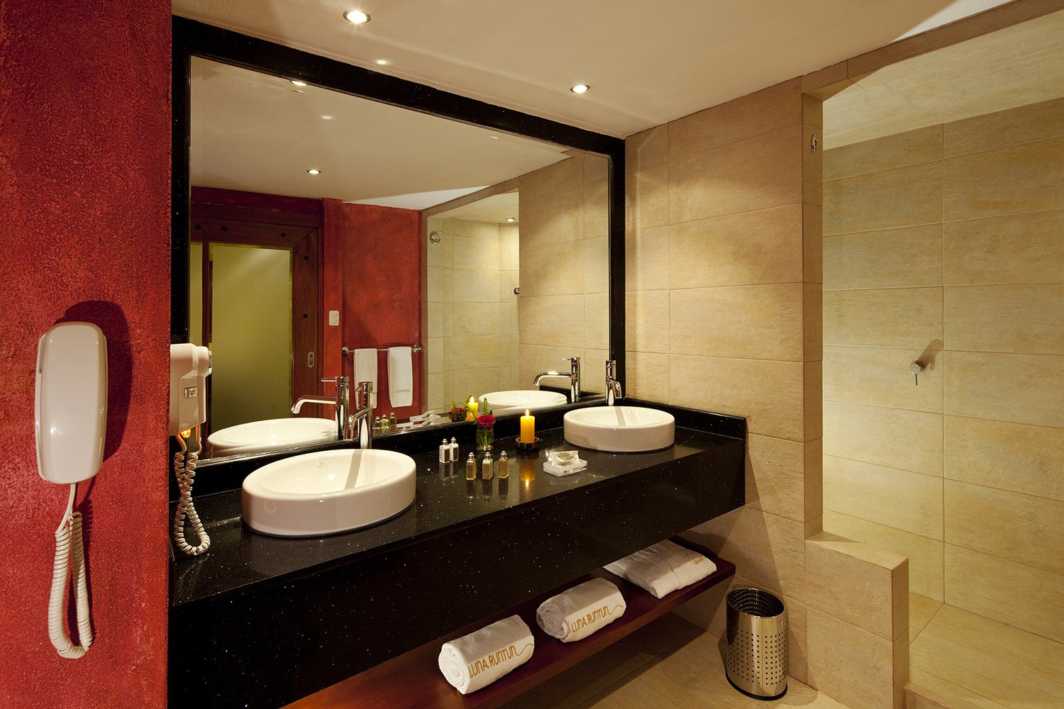 Romantic Suite Bathroom Manzana Verde 59 - Luna Volcan - Hotel en Banos Ecuador.jpg