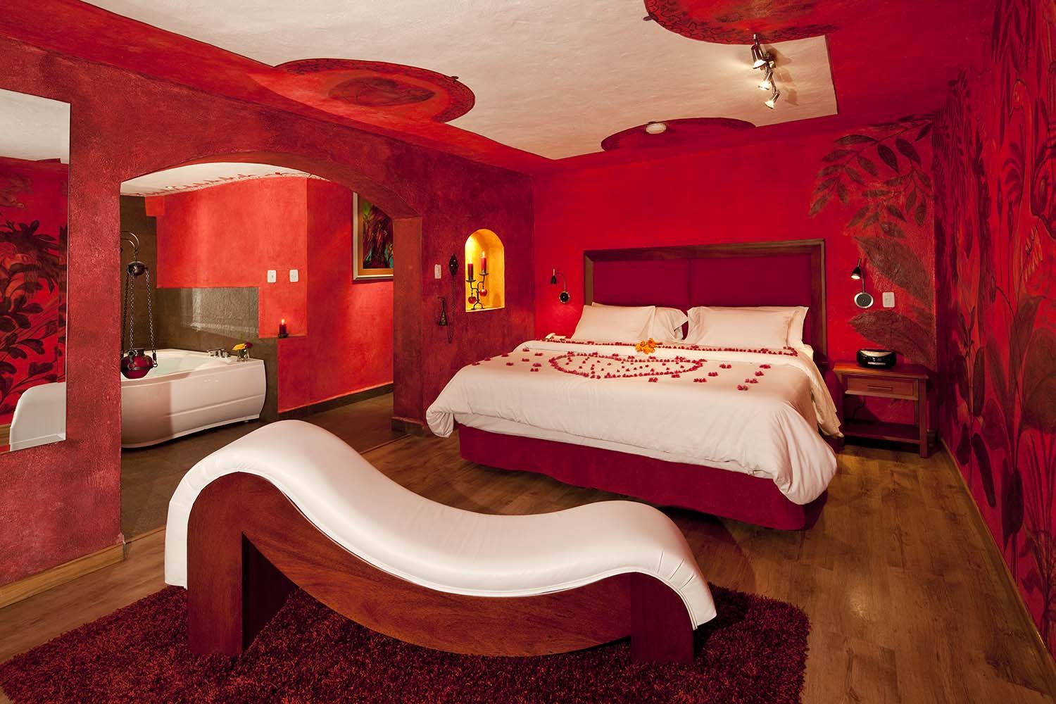 Romantic Suite Bed Manzana Roja 61 - Luna Volcan - Hotel en Banos Ecuador.jpg