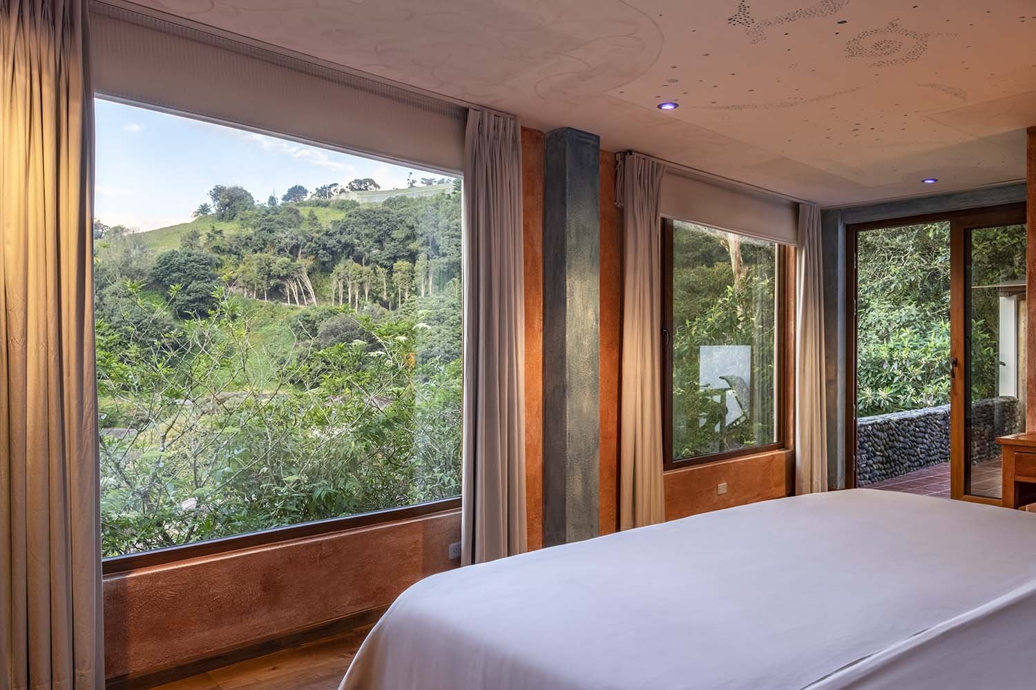 Bed and View Yoga Suite 62 - Luna Volcan - Hotel en Banos Ecuador.jpg