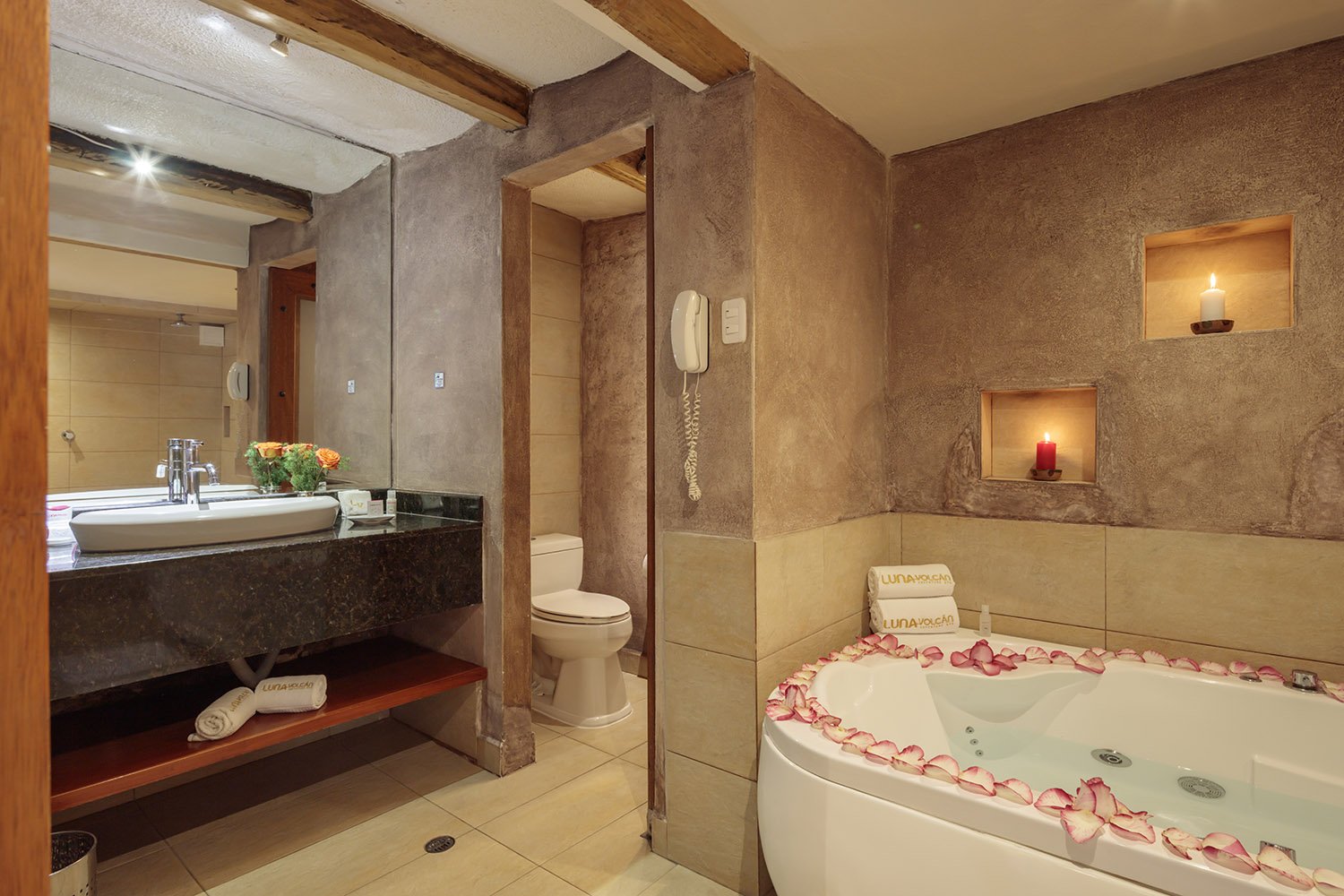 Bathroom and Jacuzzi Romantic Suite Astral 63 - Luna Volcan - Hotel en Banos Ecuador.jpg