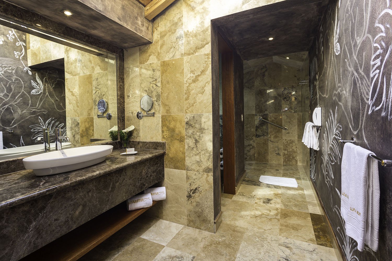 Romantic Bathroom Suite El Arbol del Amor 49 - Luna Volcan - Hotel en Banos Ecuador.jpg