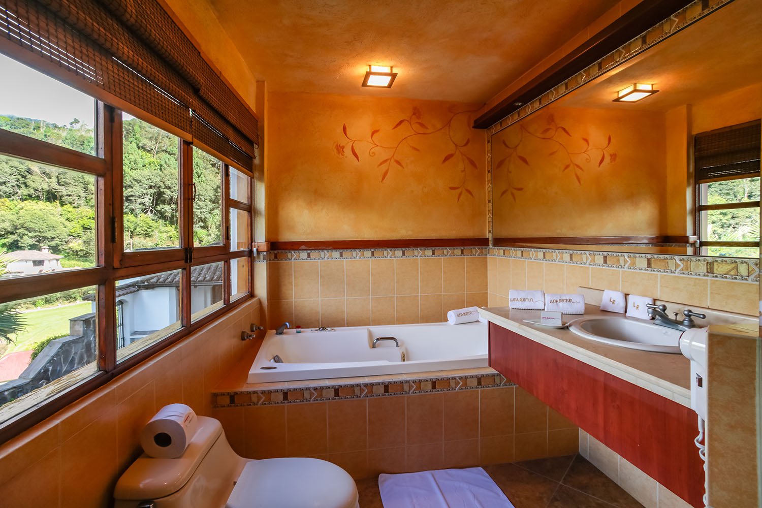 Bathroom Suite Atahualpa 40 - Luna Volcan - Hotel en Banos Ecuador.jpg
