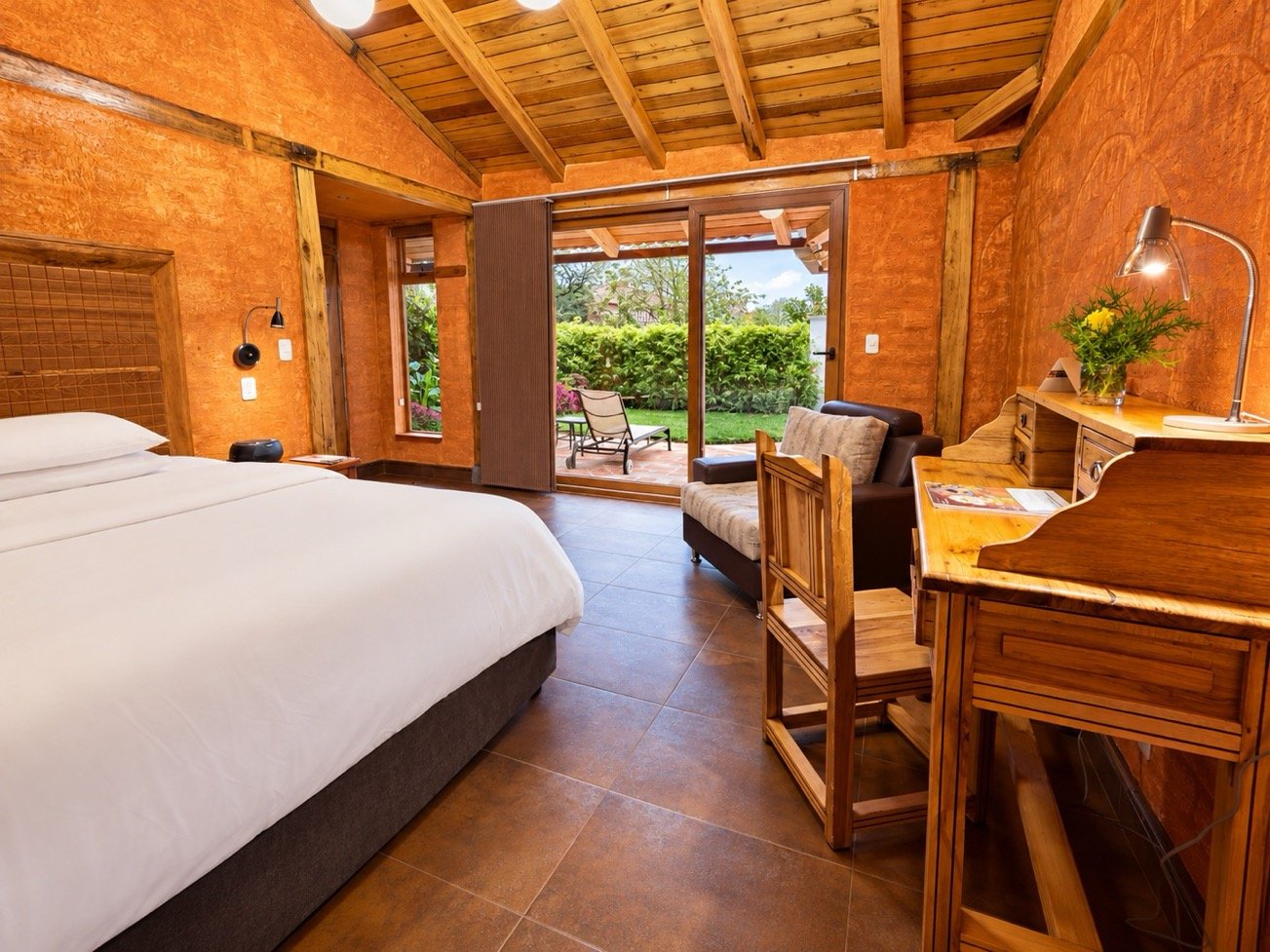 Suite Romantica 48 Me Encantas - Luna Volcan - Hotel en Banos Ecuador 3.jpg