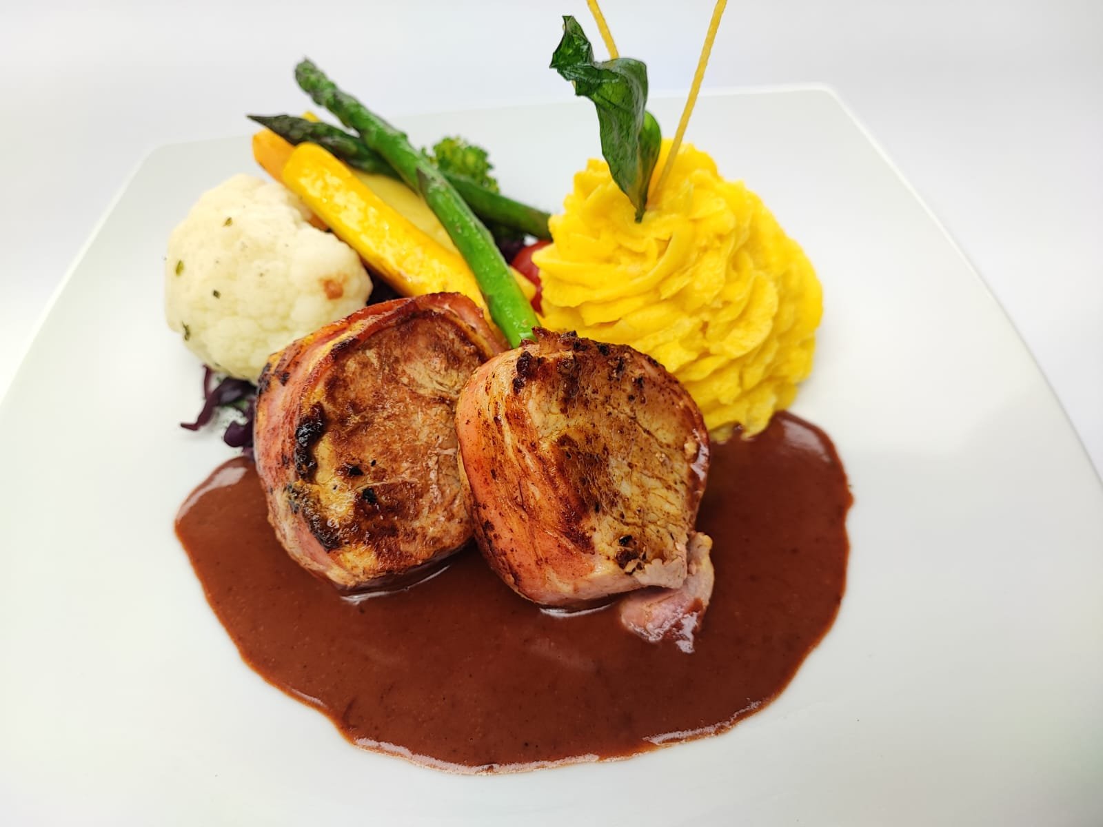 Pork filet mignon in wine sauce.jpeg