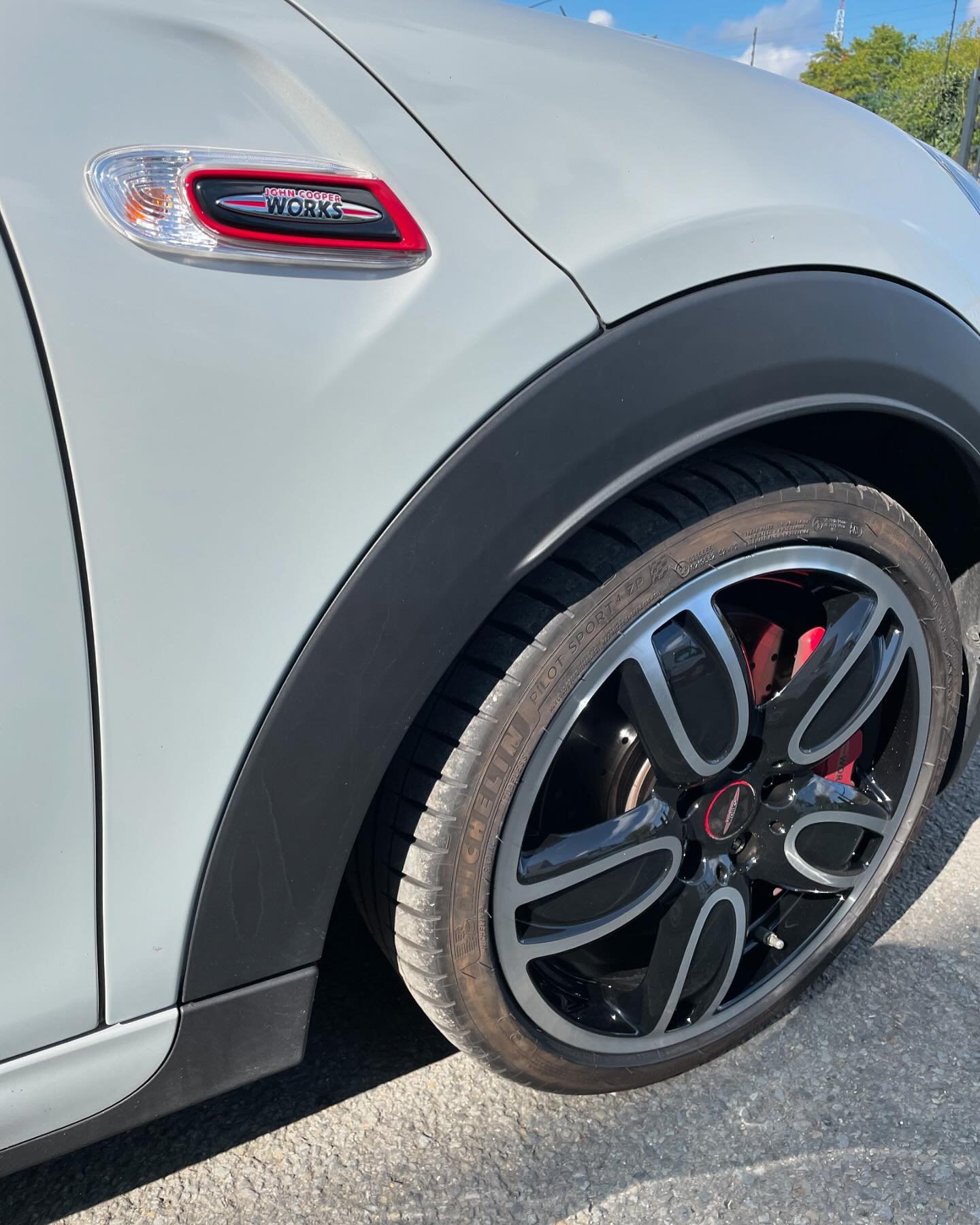 🚗✨ Zoom sur une r&eacute;novation exceptionnelle ! ✨🚗
Aujourd&rsquo;hui, nous avons redonn&eacute; vie aux jantes biton de cette magnifique Mini John Cooper Works. Gr&acirc;ce &agrave; notre expertise et notre savoir-faire, ces jantes aluminium ret