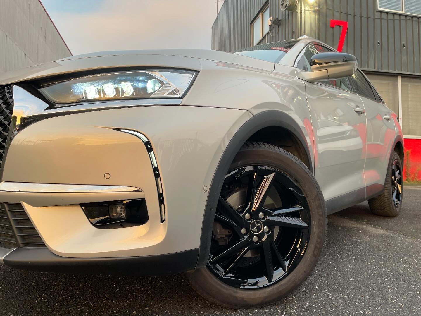 🚗✨ Transformez vos jantes et personnalisez votre v&eacute;hicule !
Chez SPIM, nous sommes sp&eacute;cialis&eacute;s dans la r&eacute;novation et la personnalisation de jantes en aluminium, pour sublimer chaque d&eacute;tail de votre voiture. D&eacut