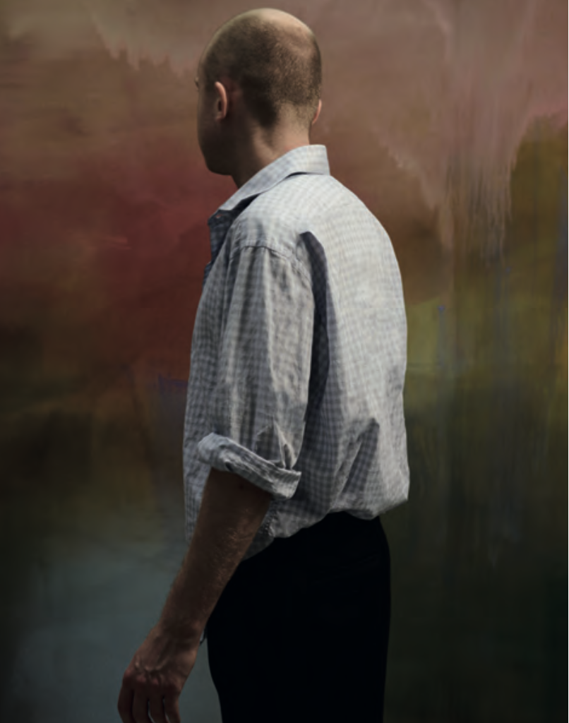 Uomo con camicia a quadri vista di schiena, sfondo astratto