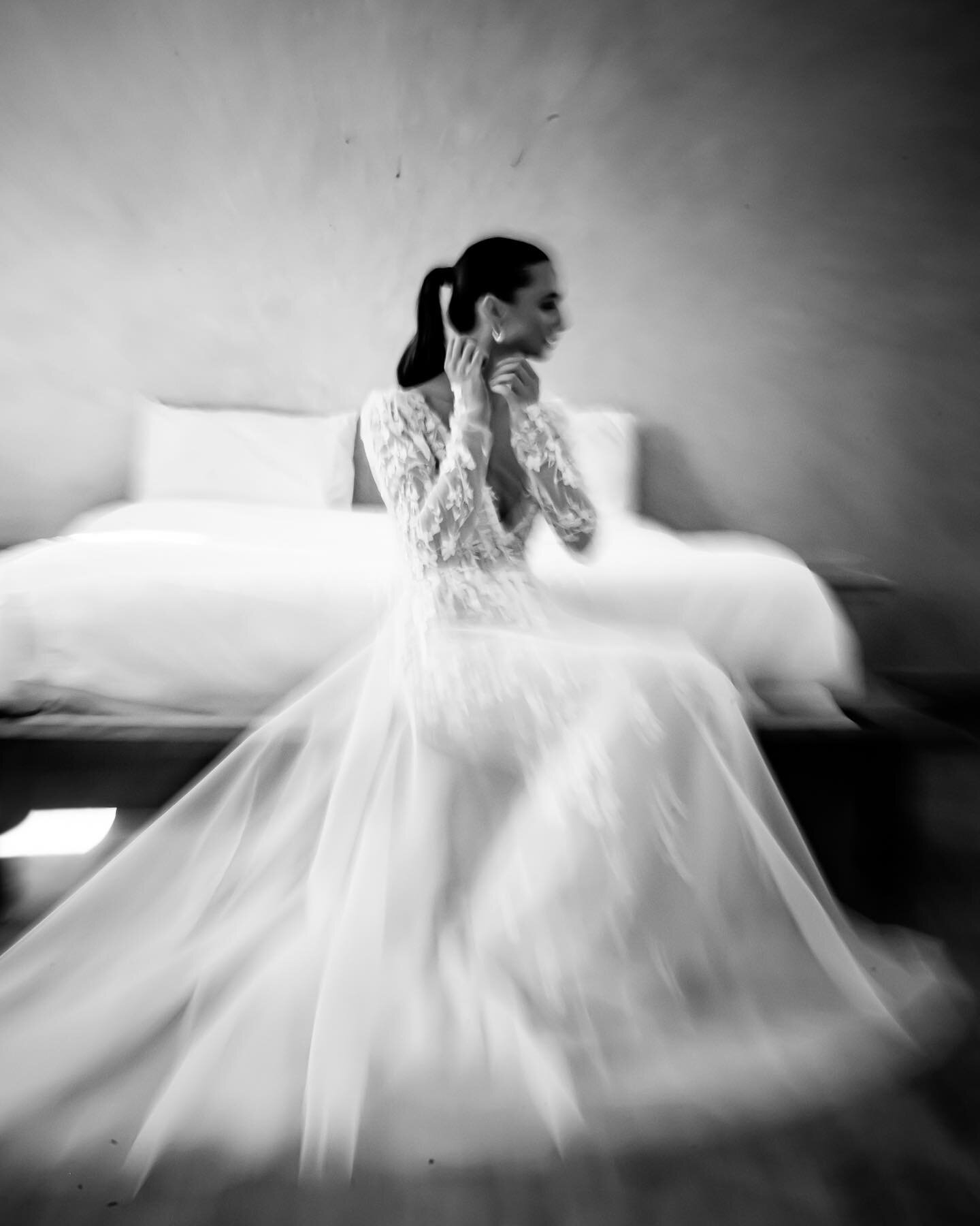 Soon to be walking down the aisle in a stunning lace gown by @musebyberta &hellip; 
⁠
photography @janinalaszlo.weddings⁠
⁠
____________________________⁠
Workshop hosts &amp; photographer @kuenzli.photography⁠
Co-host, planning, design &amp; concept 