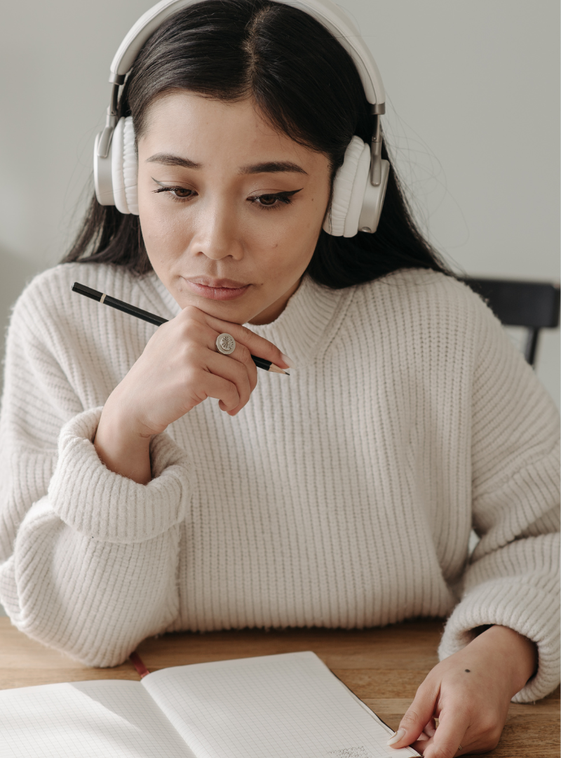 women+listening+headphones