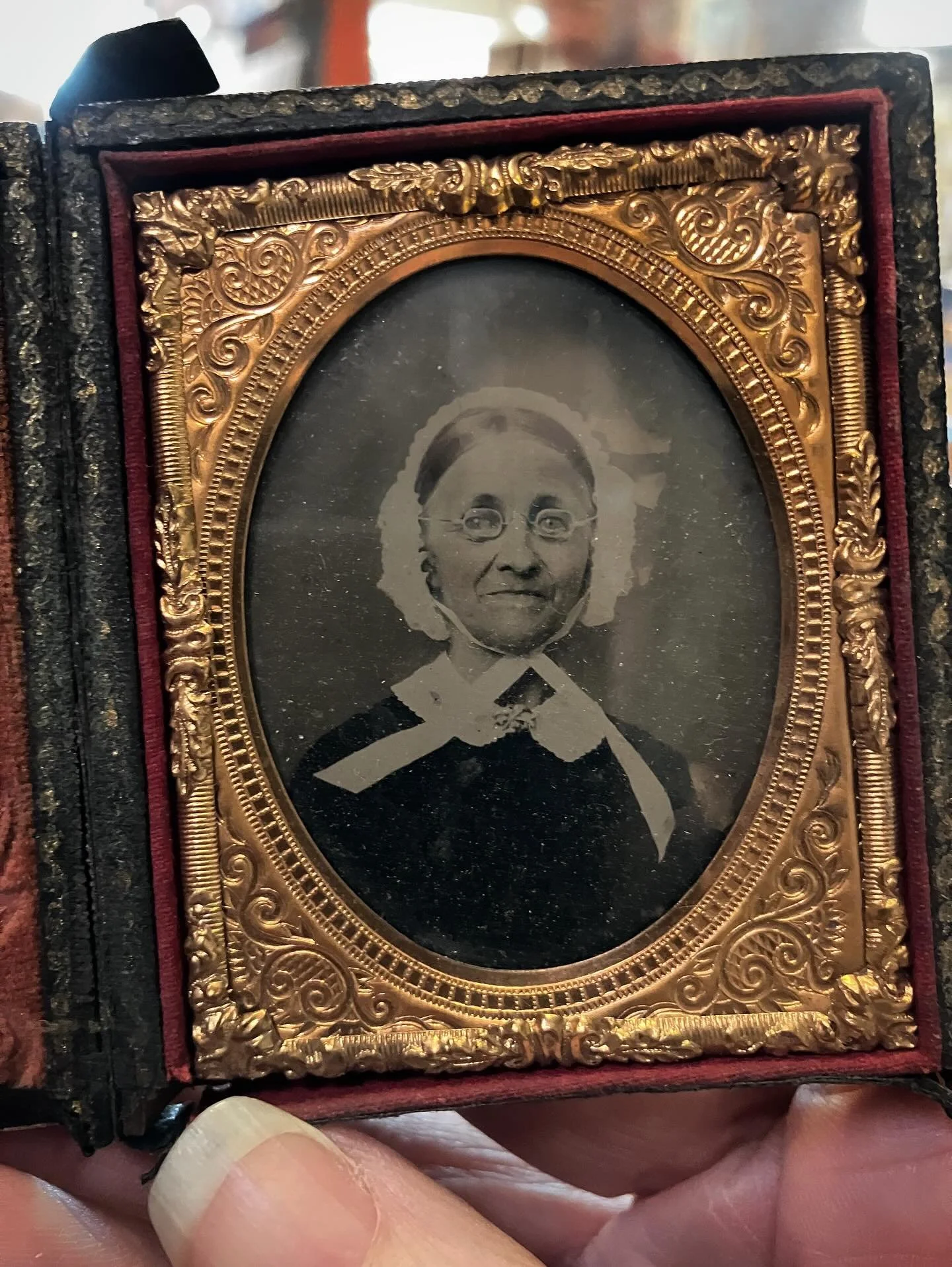granny clampett?
.
#oldphotos #beverlyhillbillies #ambrotype #lootfoundandmade #turnersfallsma #greatfallsma