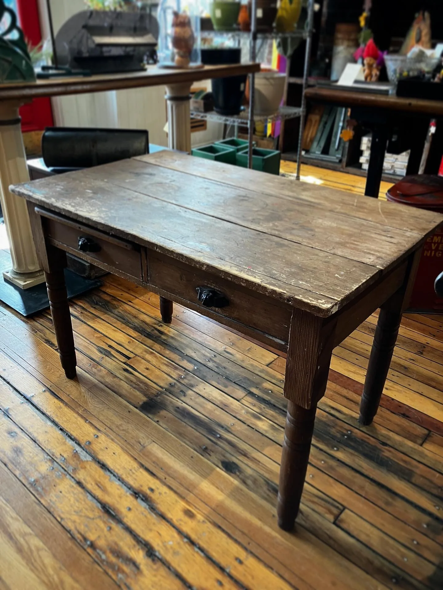 c. 1900 baker&rsquo;s table would look so good in your kitchen or workspace 🧑&zwj;🍳🧑&zwj;🎨 and we&rsquo;re smitten with the doggo head drawer pulls
.
#bakerstable #worktable #arttable #lootfoundandmade #turnersfallsma #greatfallsma