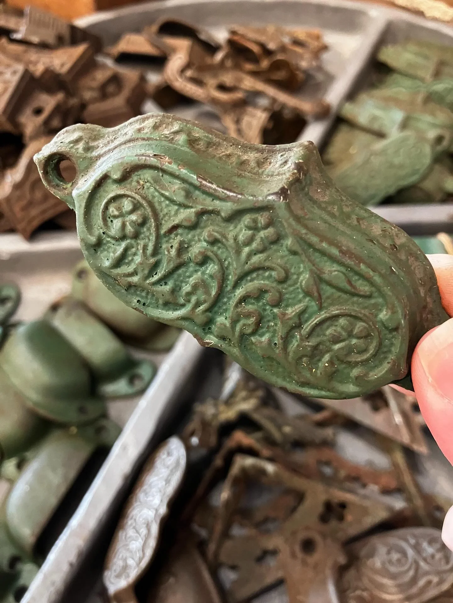 have you been looking for that perfect vintage drawer pull? check out this pile of pretty victorian cast hardware 💚
.
#castironhardware #vintagehardware #needfulthings #lootfoundandmade #turnersfallsma #greatfallsma