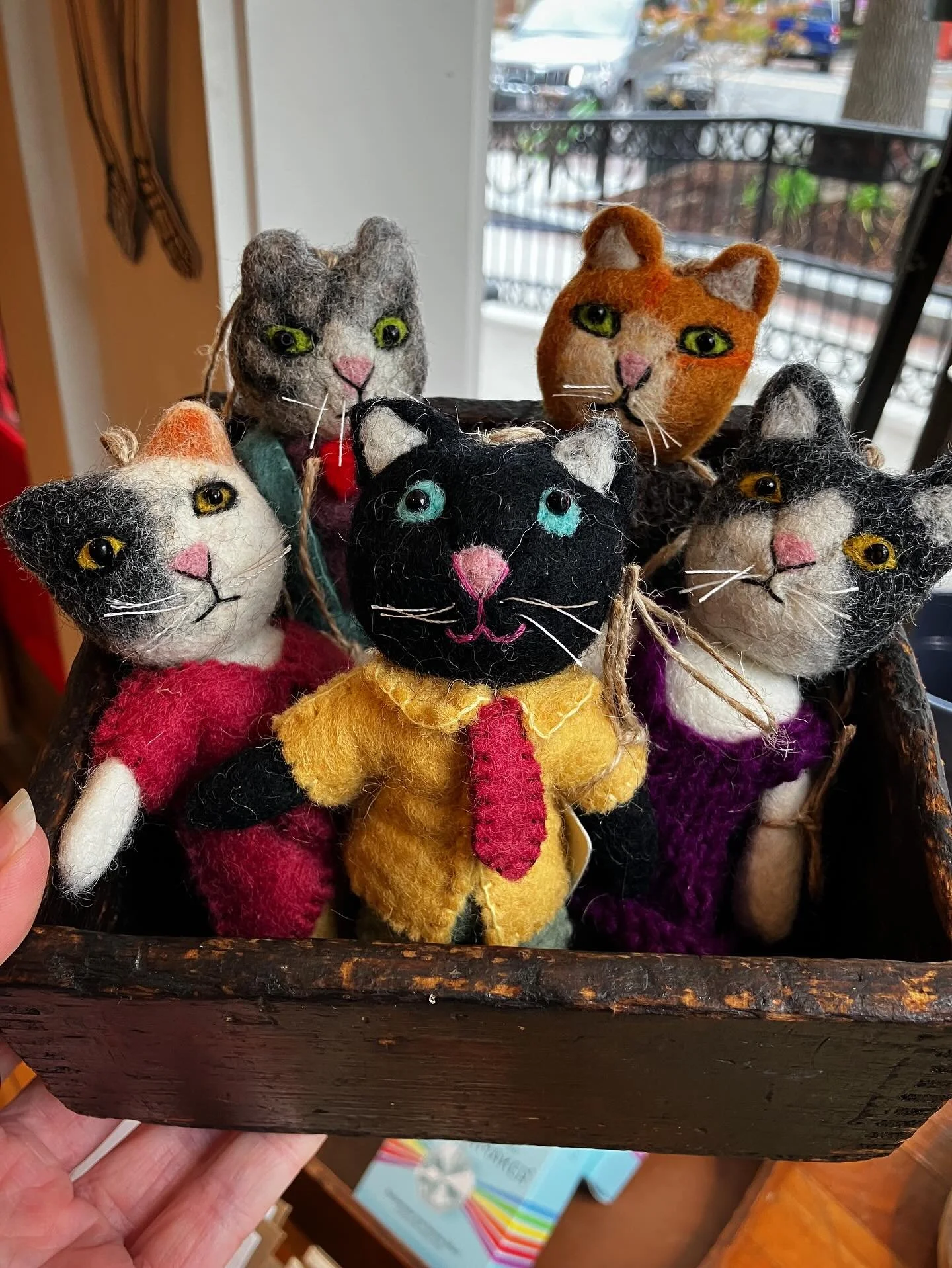 dapper cats 😻
.
#cats #lovecats #needlefelted #fashion #lootfoundandmade #turnersfallsma #greatfallsma