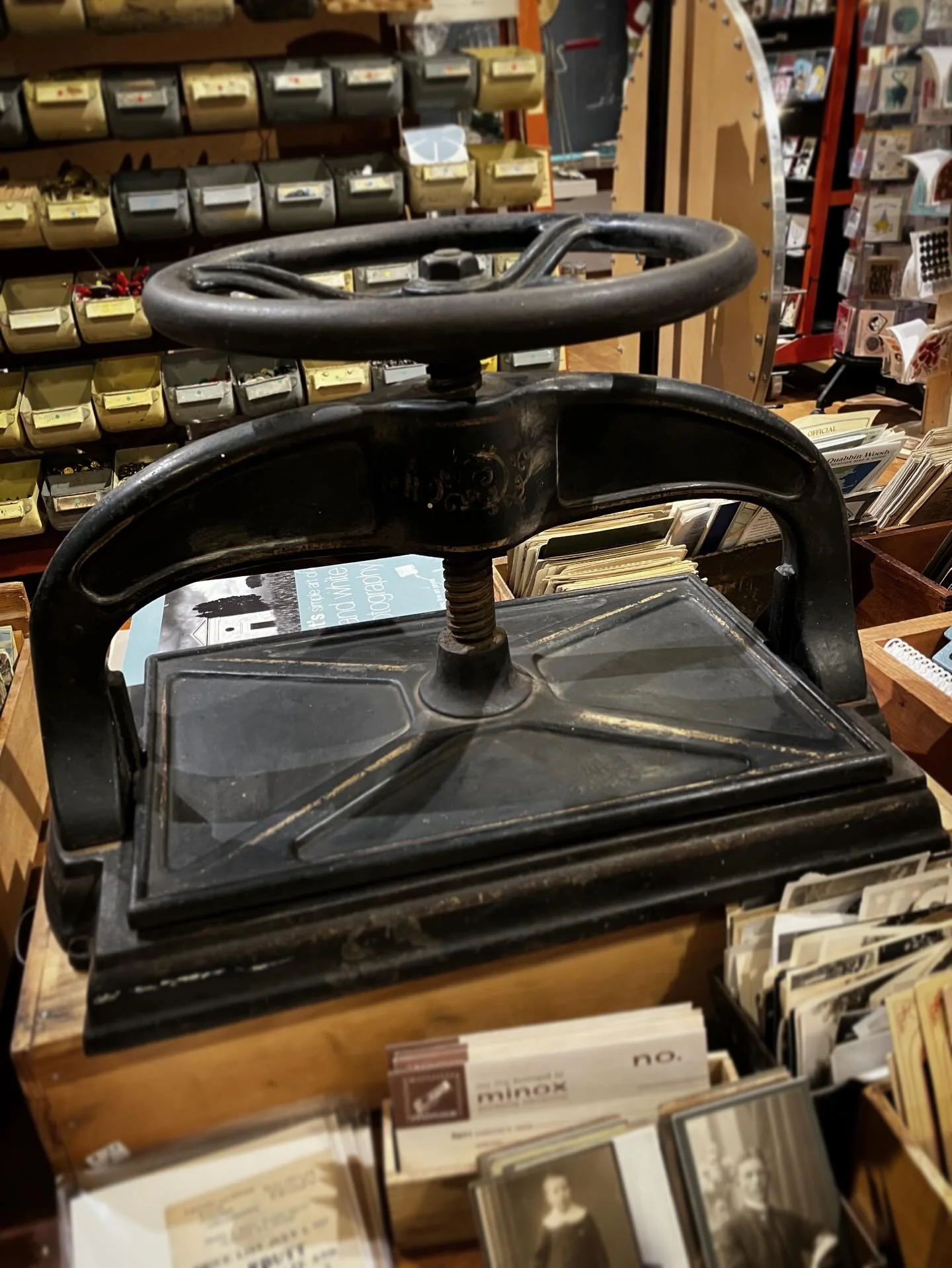 lookit this sweet old cast iron copy press 🩶
.
#copypress #bookpress #castiron