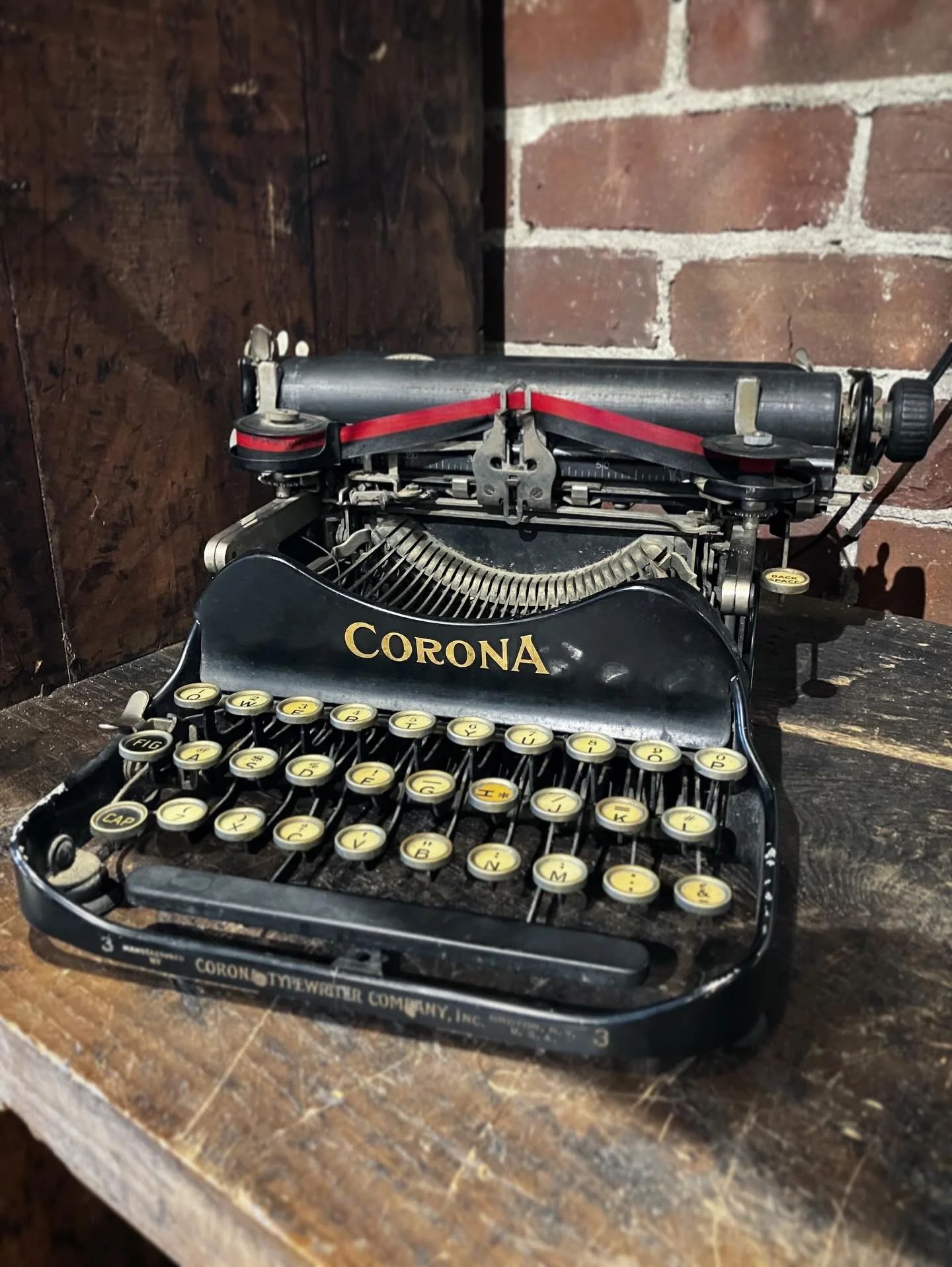 sweet little corona typewriter c1918 📃 fix her up or just show her off in your digs ✨
.
#coronatypewriter #vintagetypewriter #manualtypewriter