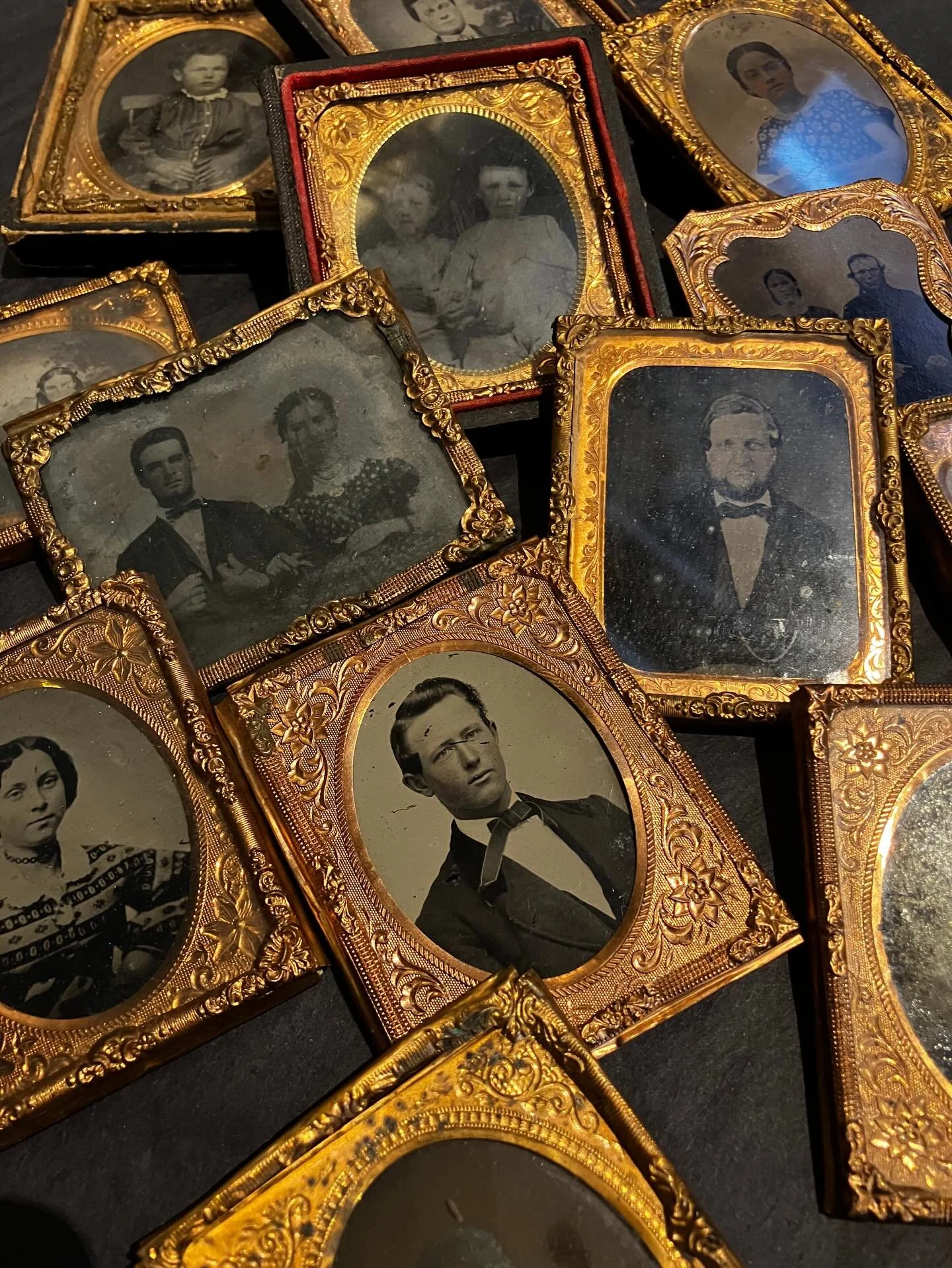 framed ambrotype treasures 📸 might be haunted tho

#ambrotypes #vintagephotography #oldphotos