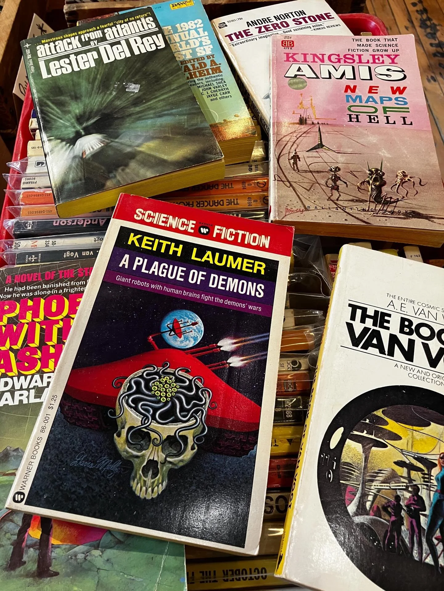 omgggg more pulp sci-fi! so many aliens and time travelers and spaceships and robots oh myyyyy 🛸👽🚀🪐

#pulpscifi #paperbackbooks #spaceage