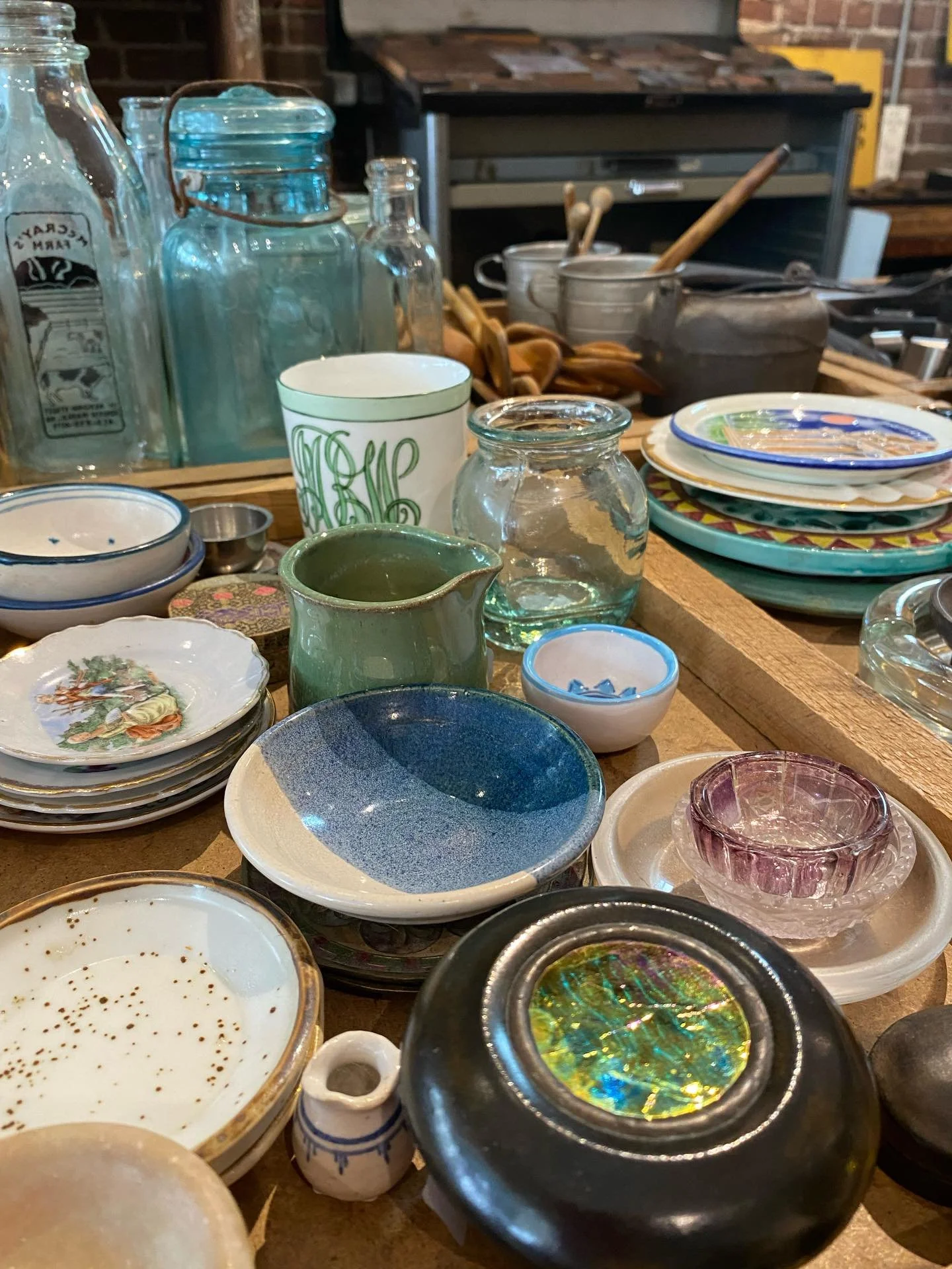 Lots of &ldquo;littles&rdquo; !
Doo-dads, tiny dishes, clock bits, and  Jars of all kinds
#loottheshop #downtownturnersfalls #lootfoundandmade #montagueMA