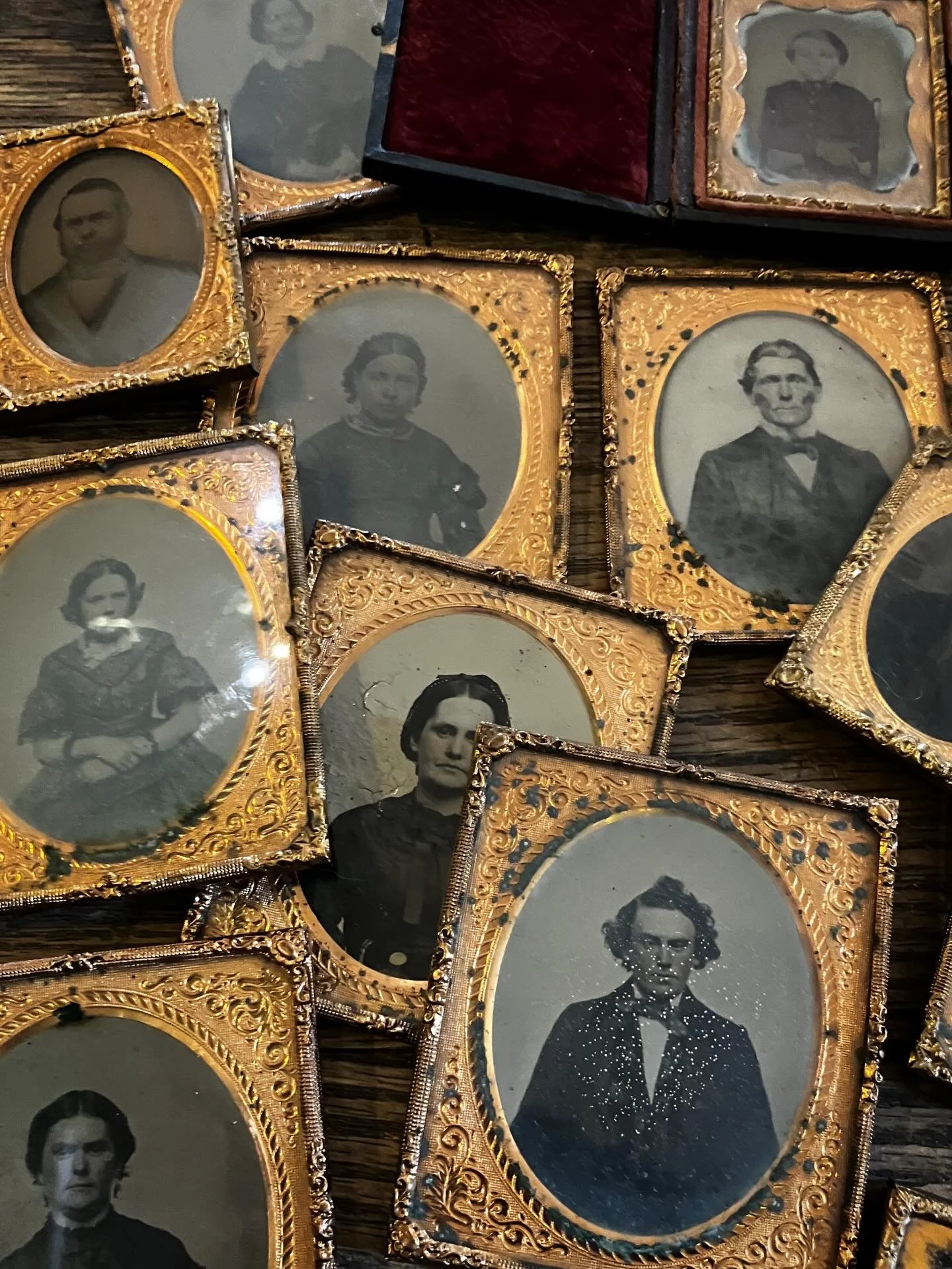 more old photo treasures waiting to haunt your home 🖤

#vintagephotography #ambrotypes #tintypes #oldghosts
