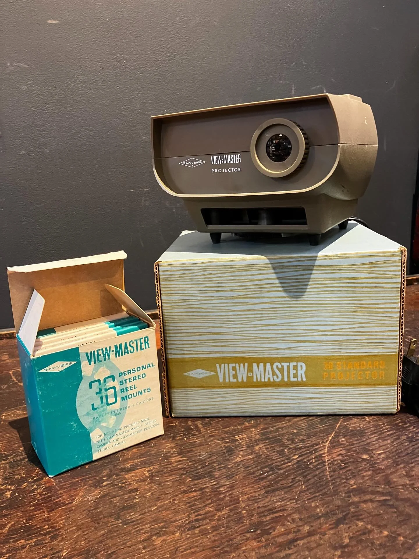 mint viewmaster projectors! grab all those old reels from the attic 

#viewmaster #viewmasterprojector #1960s #lootfoundandmade