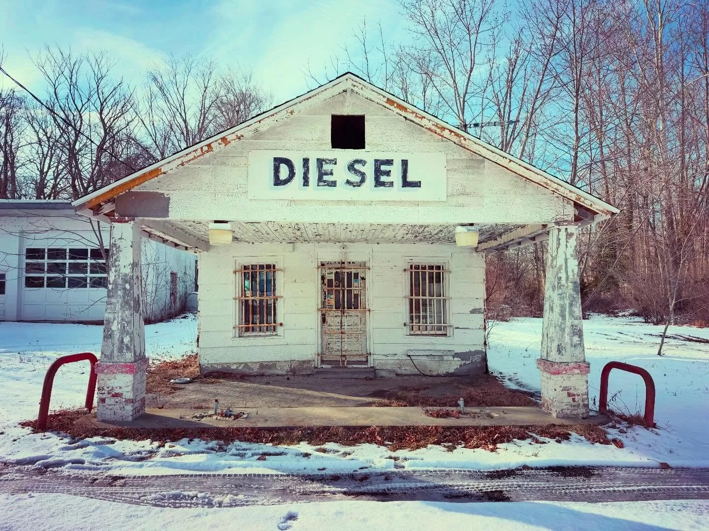 Can&rsquo;t you see John Boy Walton gassin&rsquo; up here in his Model A Ford&hellip;.
Long drive from Virginia&hellip; this little place is in Connecticut 🥰

#oldtime #gasstation #diesel #connecticut