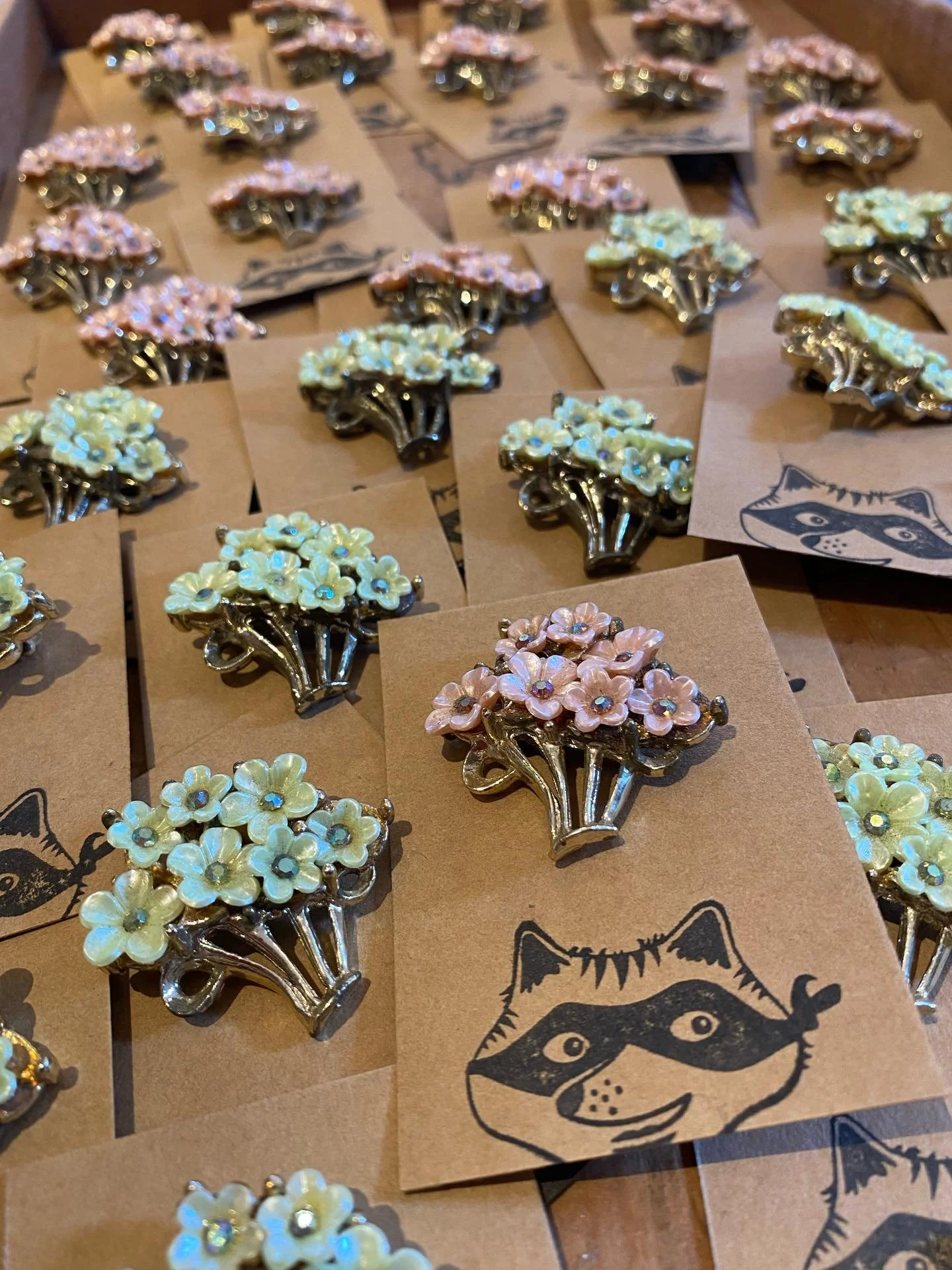 Sweet Spring dress-up pins!

#vintagejewelry #vintagepins #lootfoundandmade #loottheshop #turnersfallsma