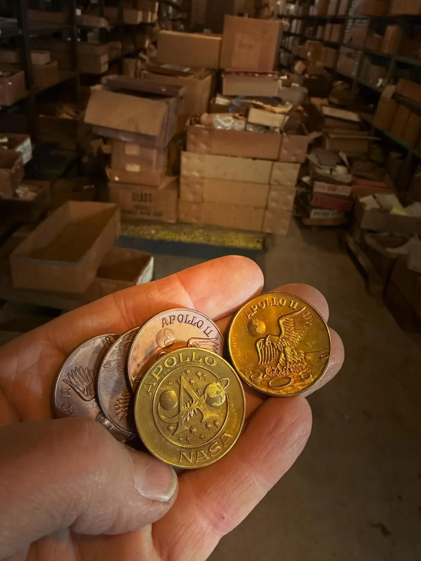 Was pretty PSYCHED TO FIND these
NASA/APOLLO COINS during this MOONSHOT thing this week&hellip;.
from the JEWELRY FACTORY but 
NOW IN THE STORE 🌕 🌖 🌙 

#nasa #apollo #artemis #moon #lootfoundandmade