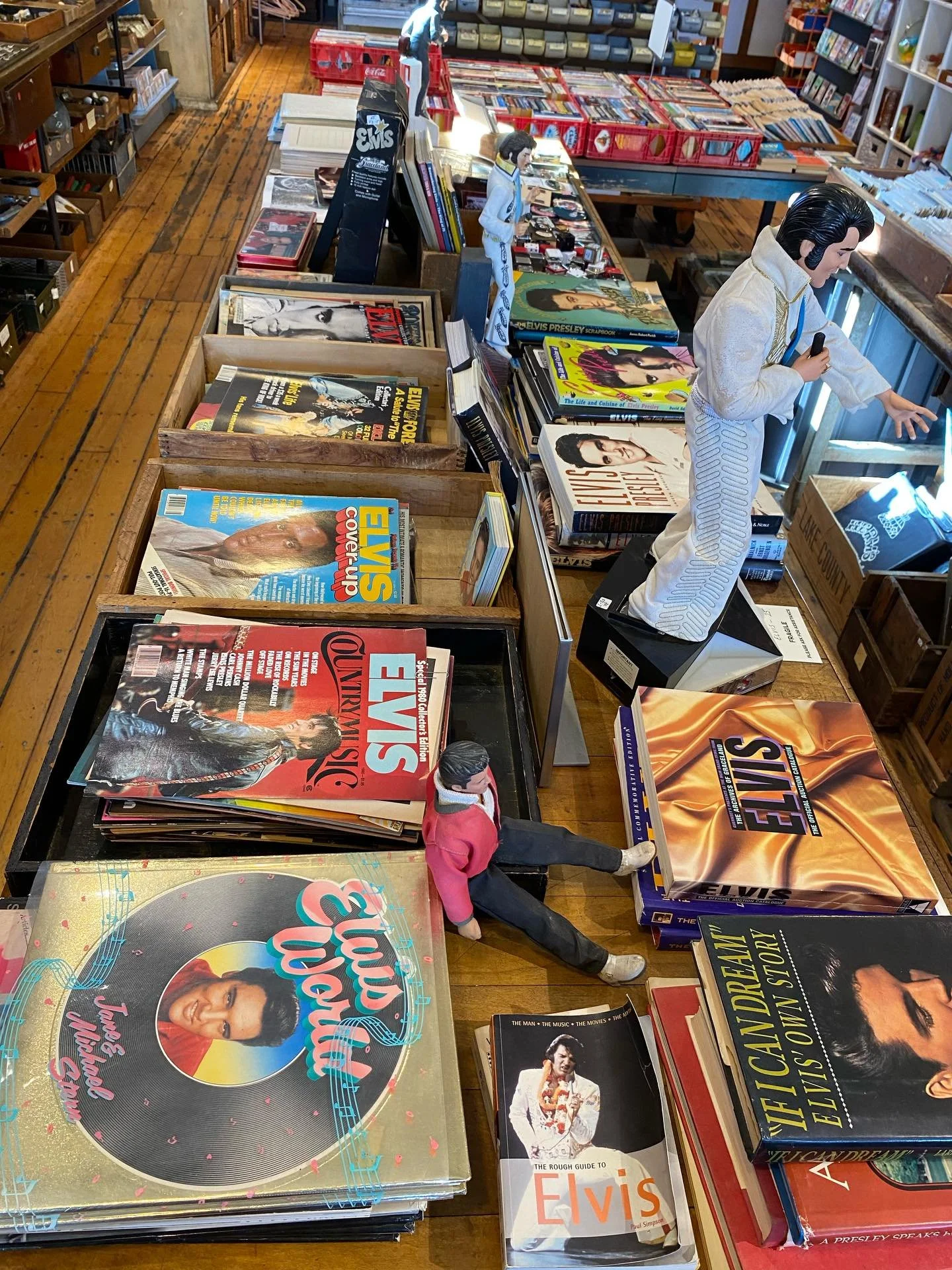 ELVIS alert!
Lots of books and other memorabilia!
#ELVIS #loottheshop #lootfoundandmade #turnersfallsma #downtownturnersfallsma