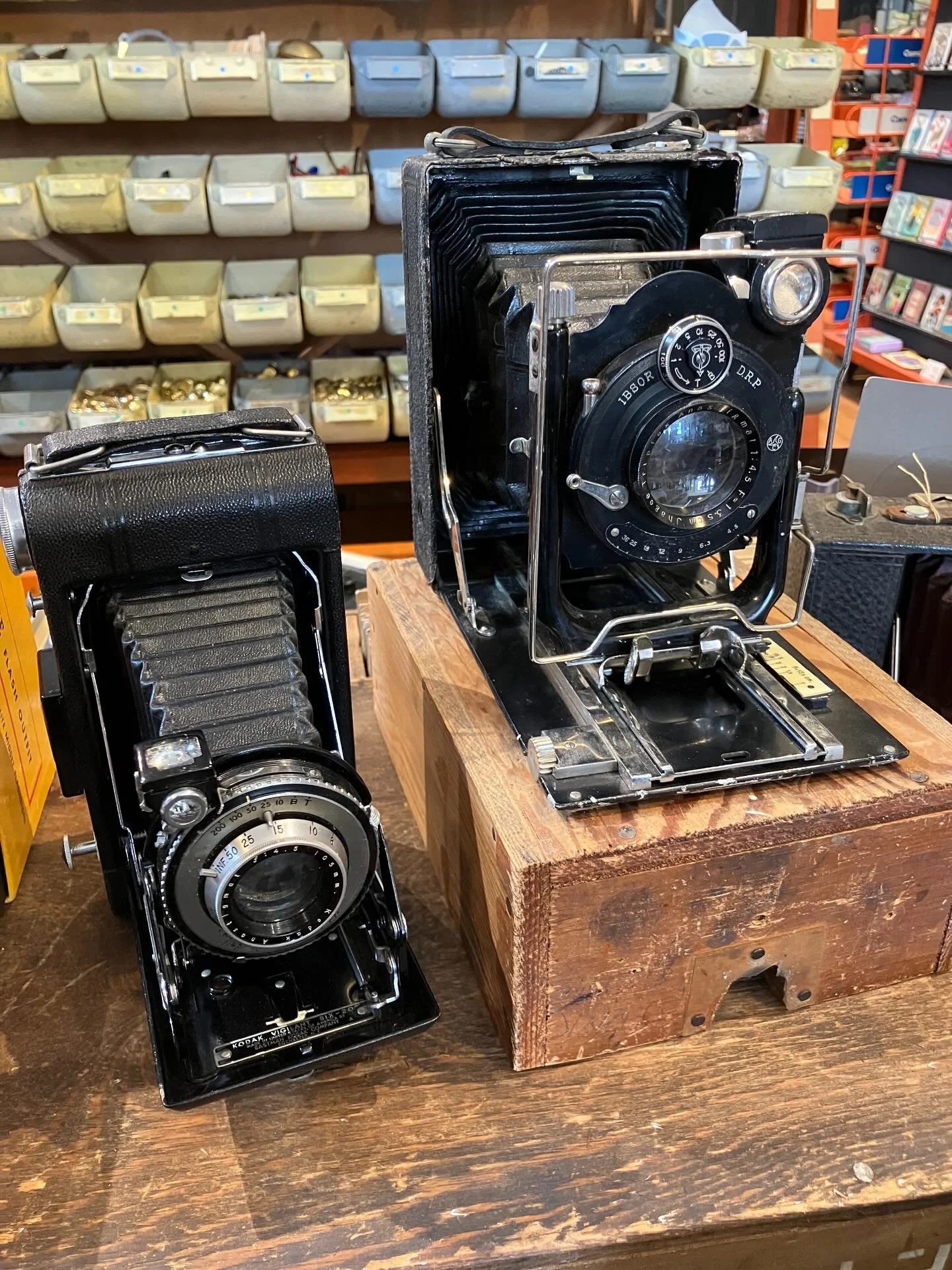 more vintage film cameras! from the 1910s to the 1970s 📸 film is back! experiment with one of these old-timers or display one of these beauties on a shelf 📸 

#vintagecameras #filmphotography #homedecor #lootfoundandmade