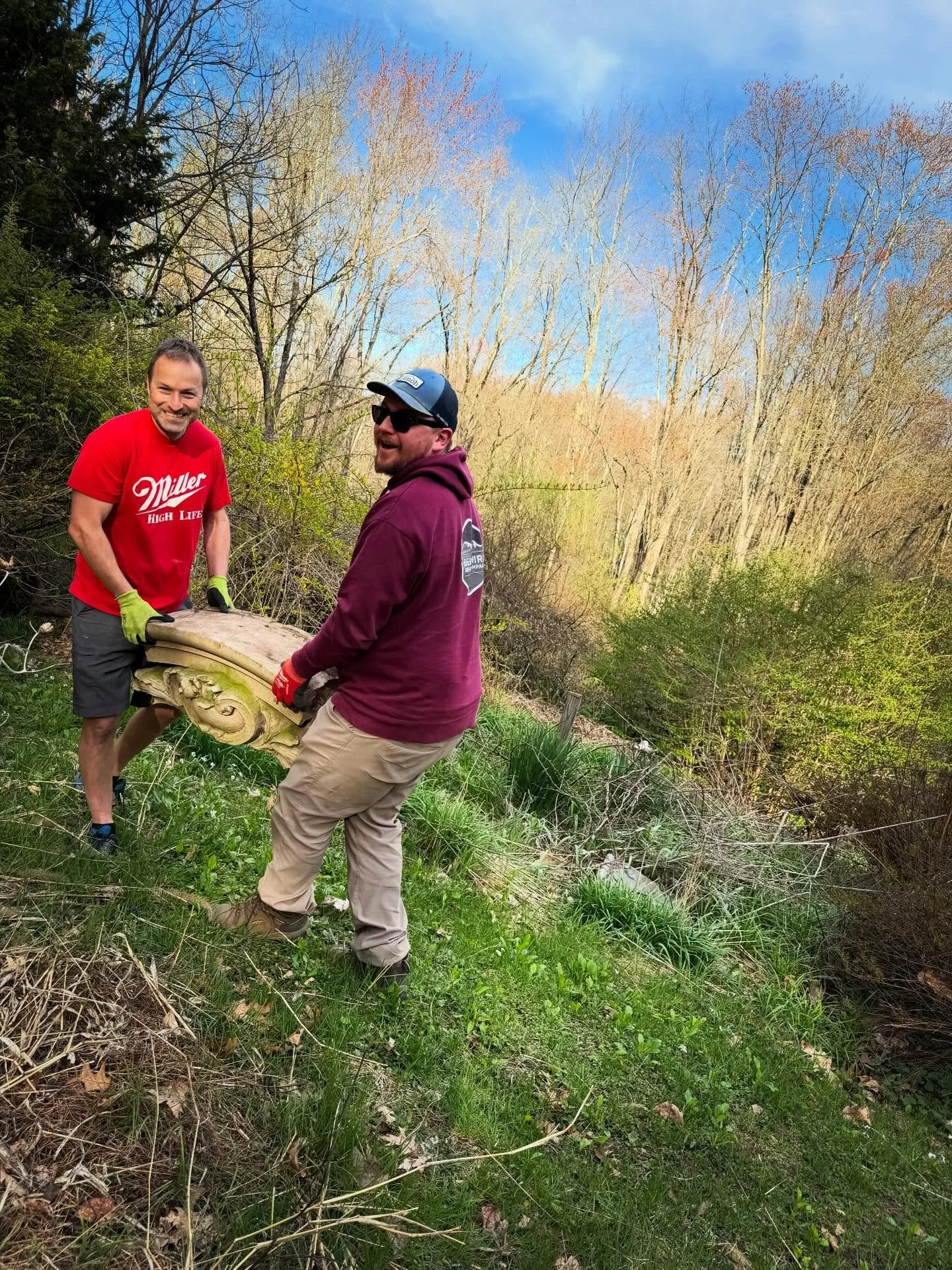 It&rsquo;s always a PLEASURE to work w these two&hellip; SWIPE n SEE&hellip; they&rsquo;re smilin the whole time&hellip; or are they really thinking about the BEER rewards 🤔 
This is the KEYSTONE from a 
TERRA-COTTA ARCHWAY found in the shadows of M