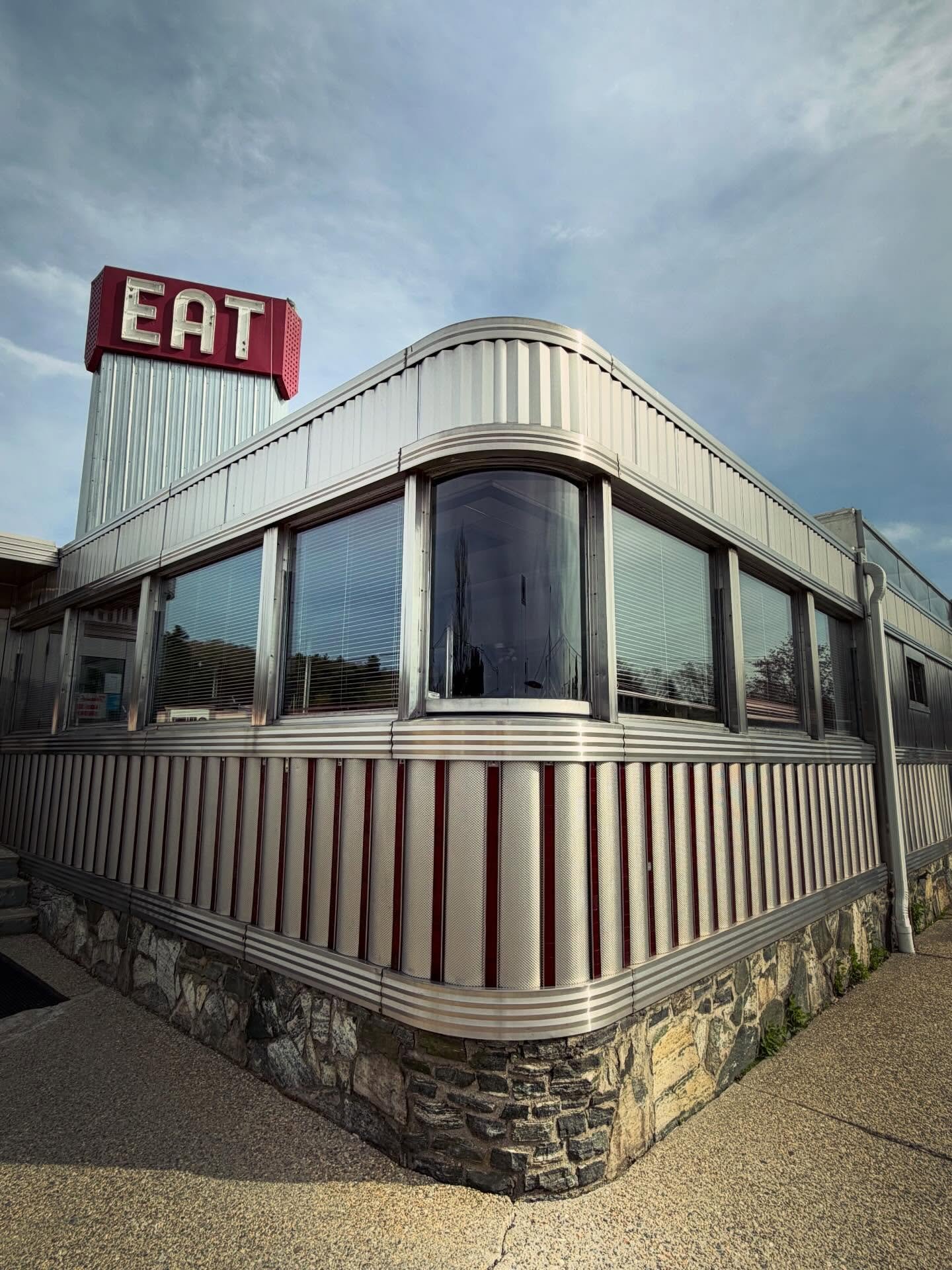True GLORY 
Those are real glass tiles
OPEN every day&hellip;not 4PM however 

#diner #americandiner #sign #zipsdiner #killinglyct