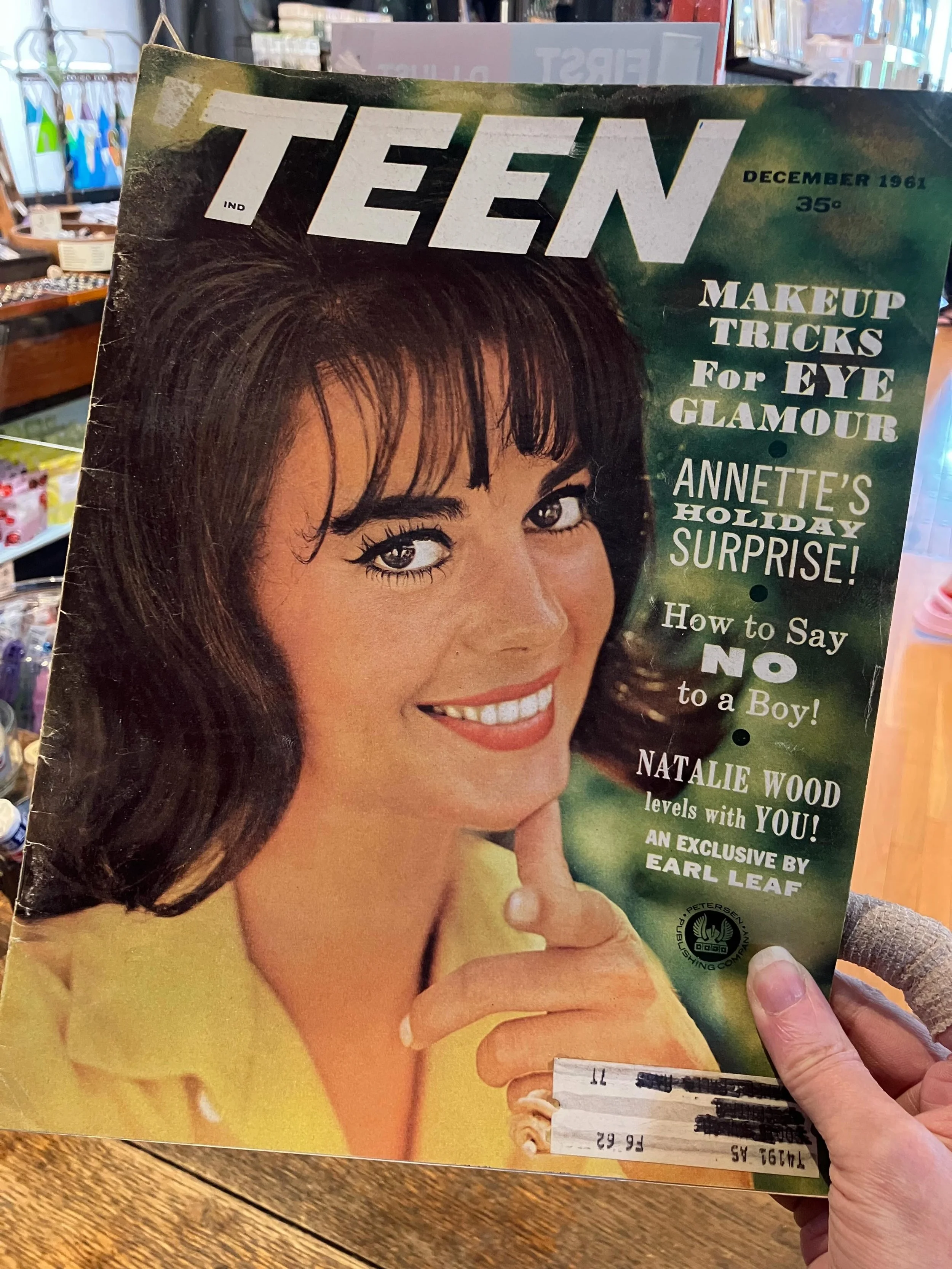 1960s magazines! Teens, movies, and muscles 💪 fascinating (and sometimes a bit alarming) little time capsules ⏳

#teenyboppers #1960s #vintagemagazines #gossip #lootfoundandmade