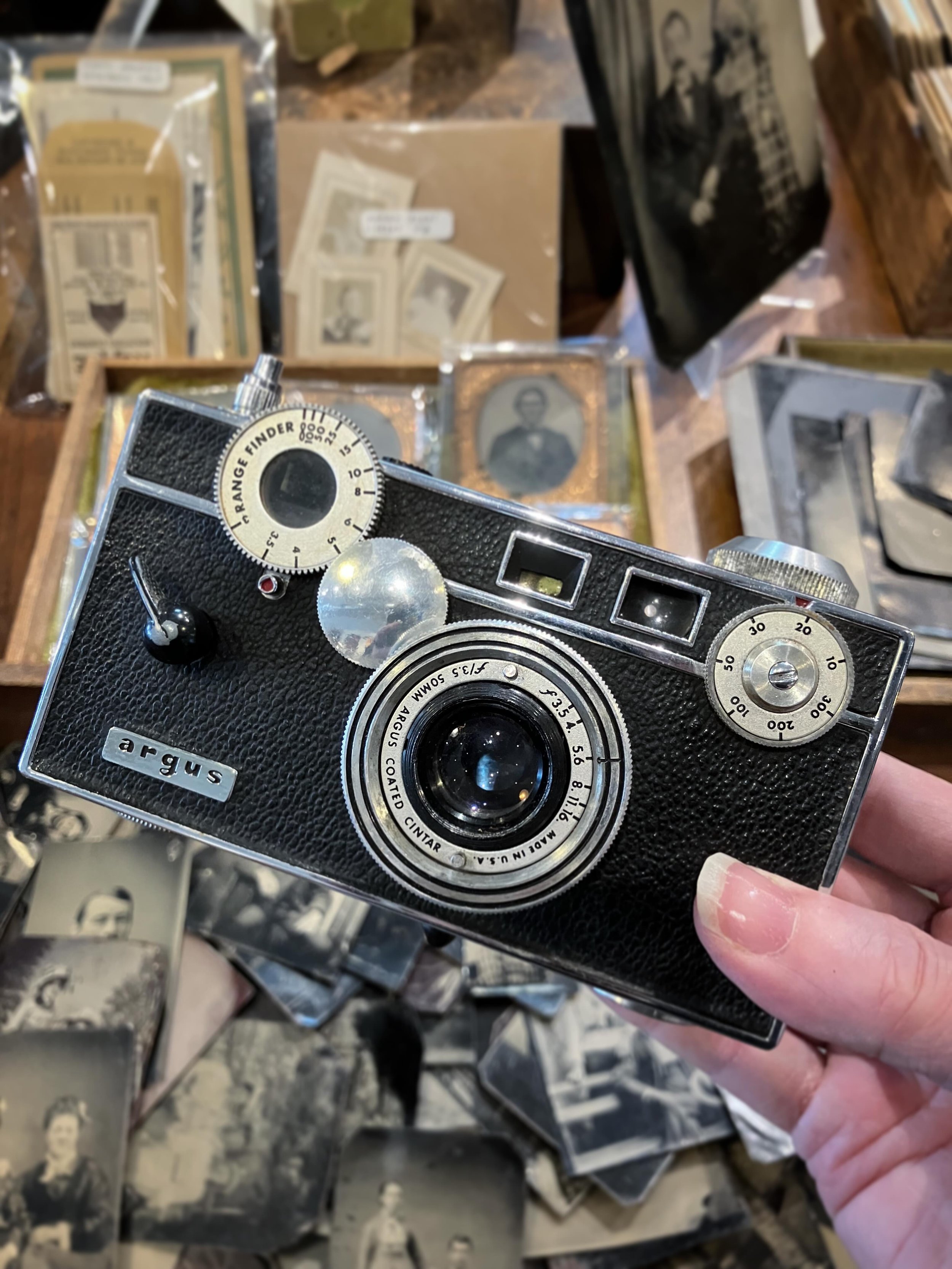 hey photo fans and camera collectors check out this 1940s 35mm argus c3 - nicknamed &ldquo;the brick&rdquo; 🧱🎞️ 

#vintagecameras #argusc3 #filmphotography #lootfoundandmade