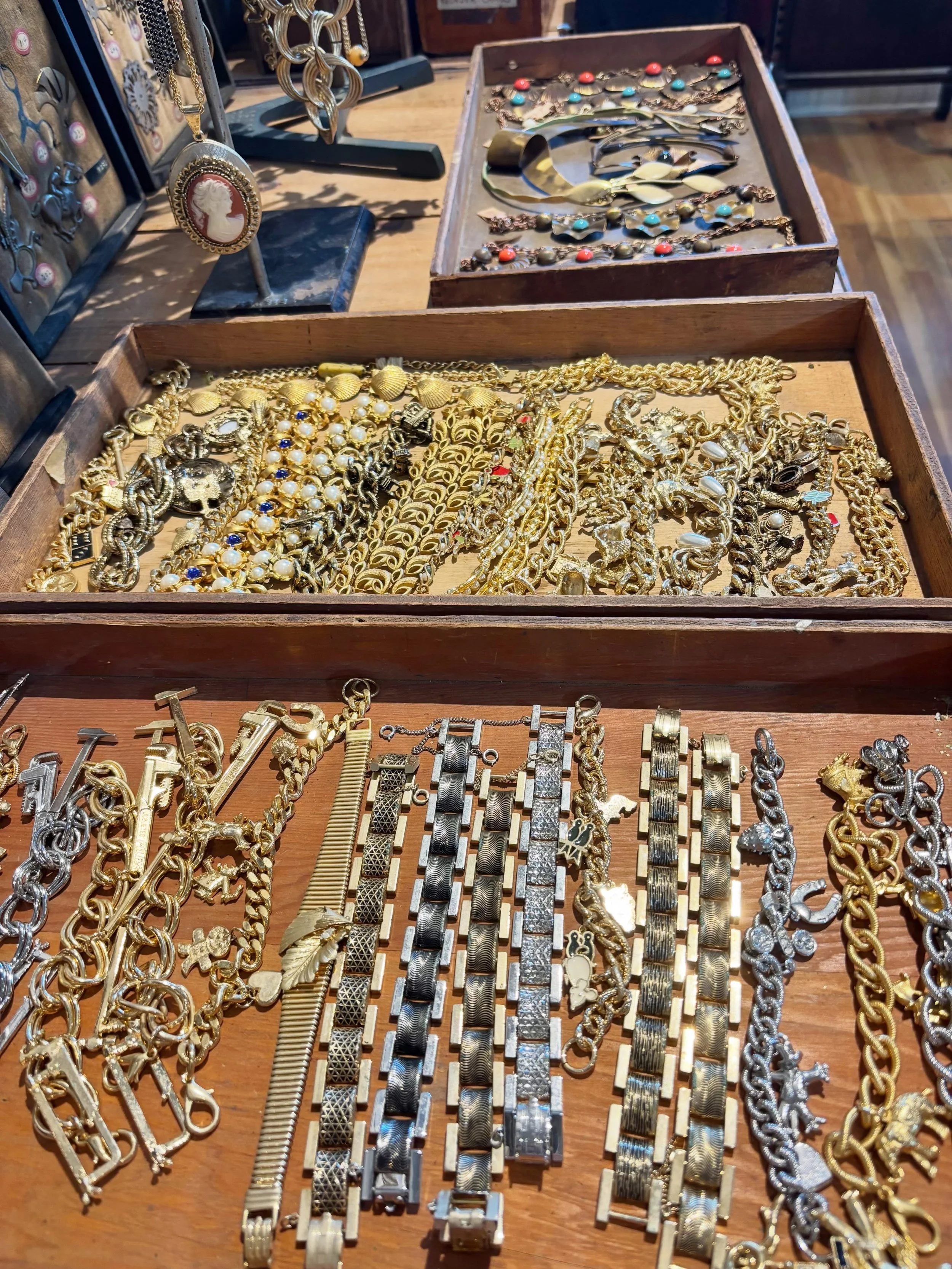 We put out more treasures, baubles, trinkets and jewelry!  So many fun things!
Some of these necklaces are definitely channeling Mrs. Roper in the best way!
Come be amazed at the selection!

#loottheshop #vintagejewelry #mrsroperfashion #RoperRompsMa