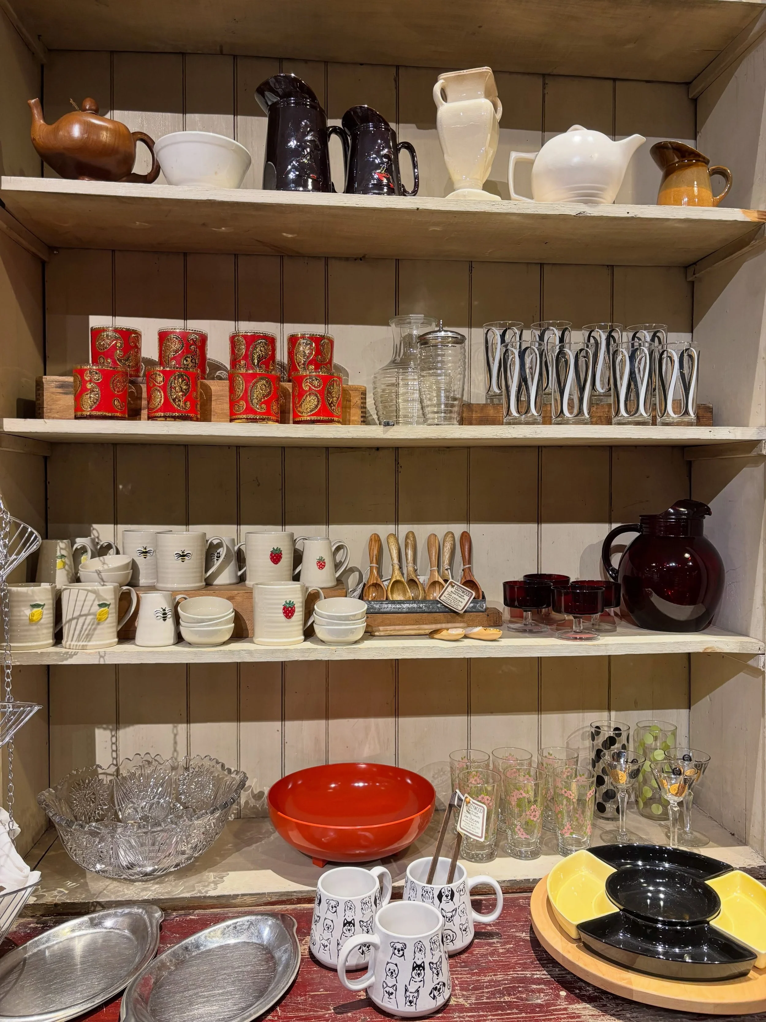 Cool new dishes and glassware added to the Apothecary!
Well preserved in a house in 
✨ Millers Falls ✨
Nice colors!
Summer snacks and drinks!
#vintageglassware #vintagebarware #lootfoundandmade #turnersfallsma