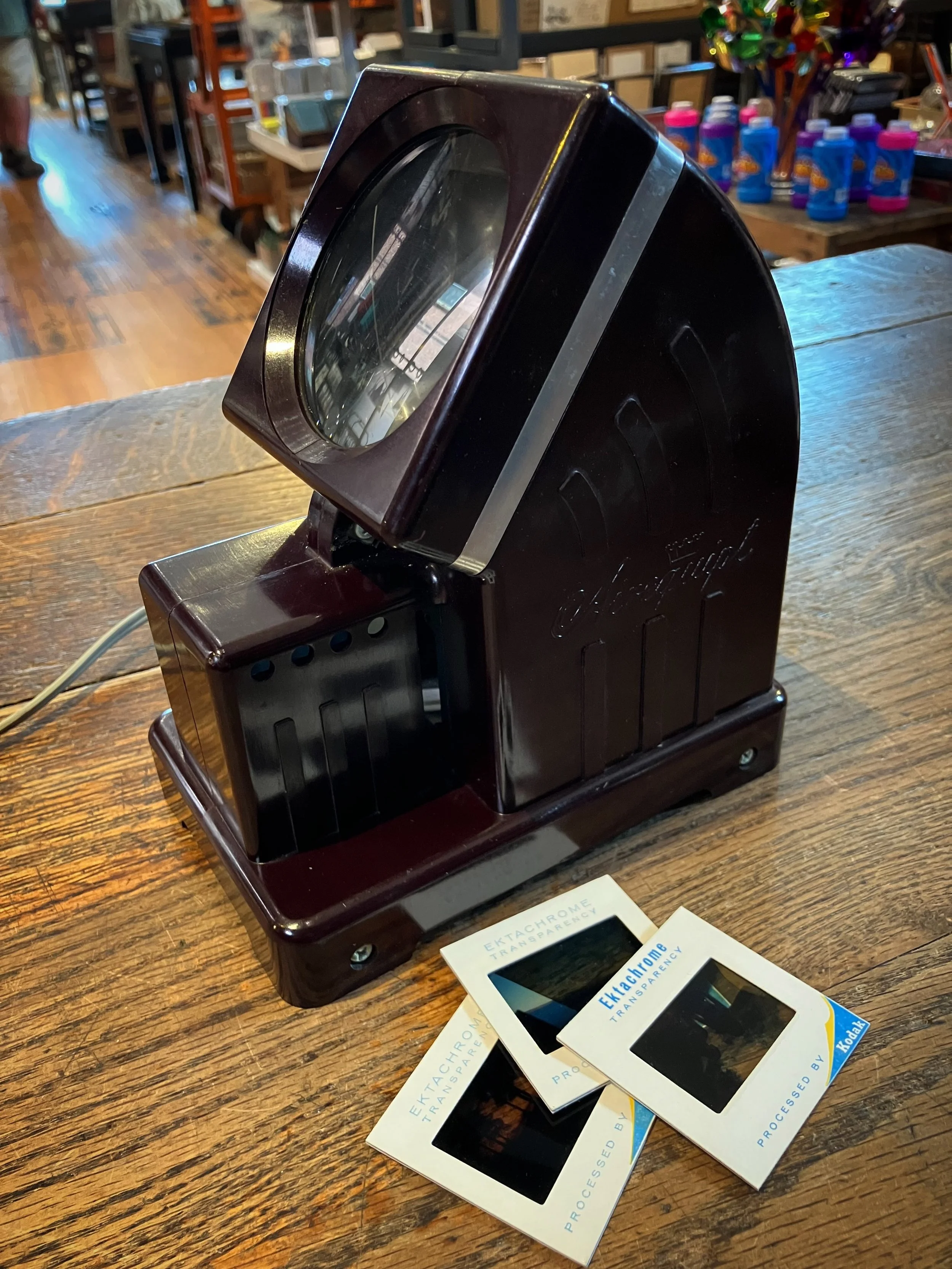 got a load of old family slides? check out this 1950s bakelite Airequipt Viewer! Fab art deco design, and it works! (and we have boxes of old slides too!)

#airequipt #slideviewer #1950s #bakelite #lootfoundandmade