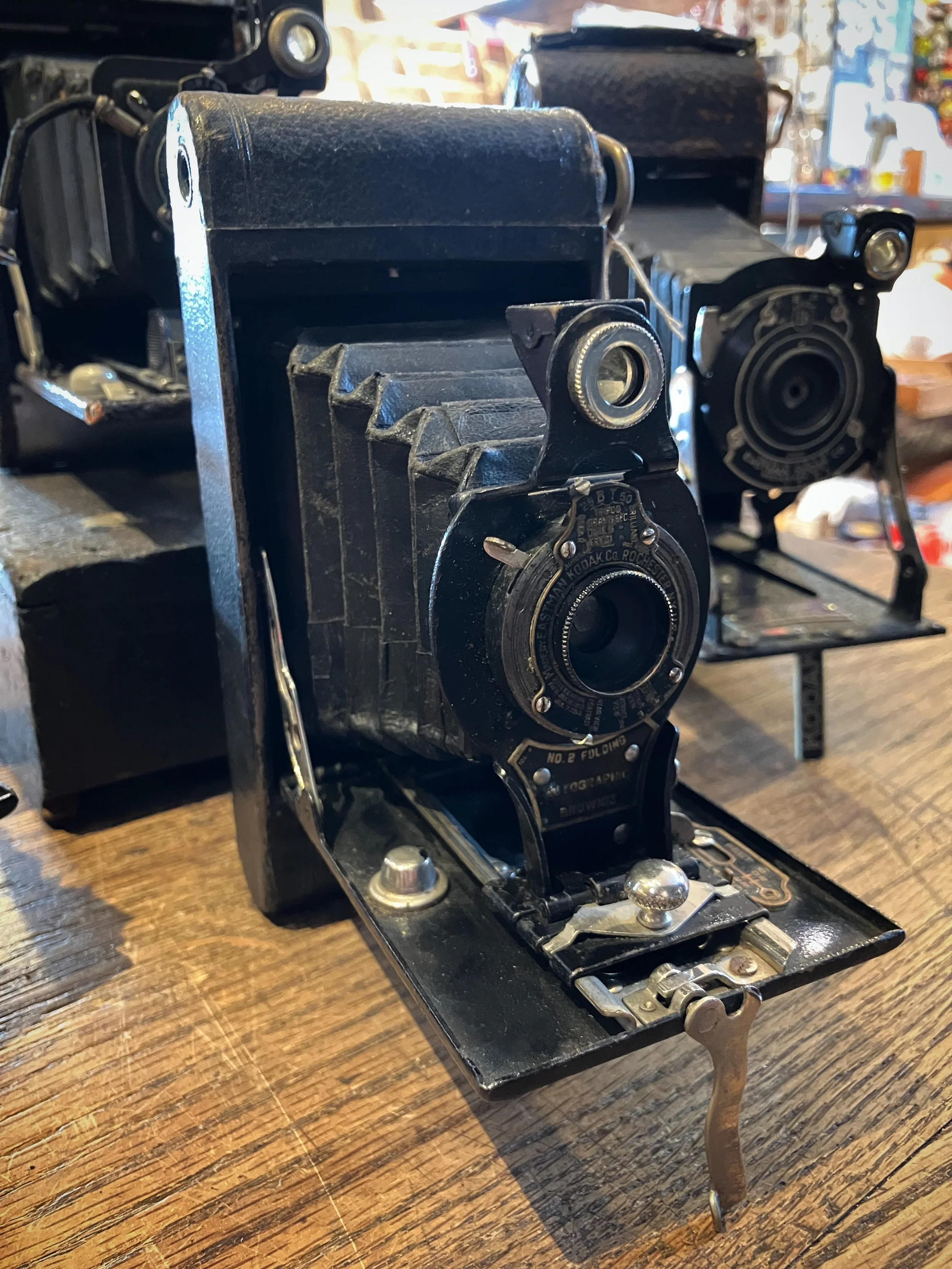 getting toward the end of the antique camera stash! kodak pocket folders from the 1910s 🎞️🖤 experiment with one of these beauties or display in your curiosity cabinet

#vintagekodak #kodakpocketcamera #vintagecameras #needfulthings #lootfoundandmad
