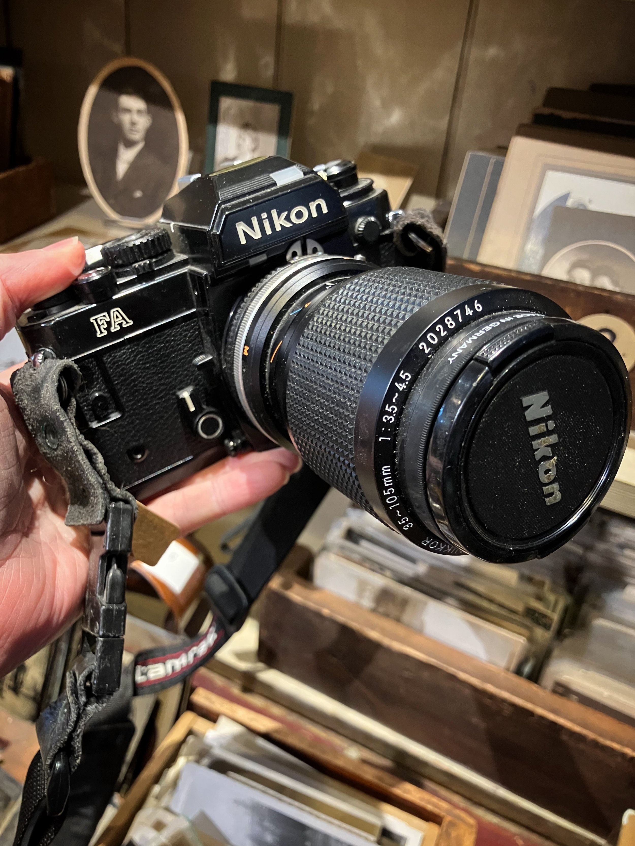 new old cameras in! these were owned by a professional so they&rsquo;re in great shape - even the lomos! all 35mm - plus an assortment of nikon lenses 

#35mmcameras #vintagenikon #nikkormat #loottheshop