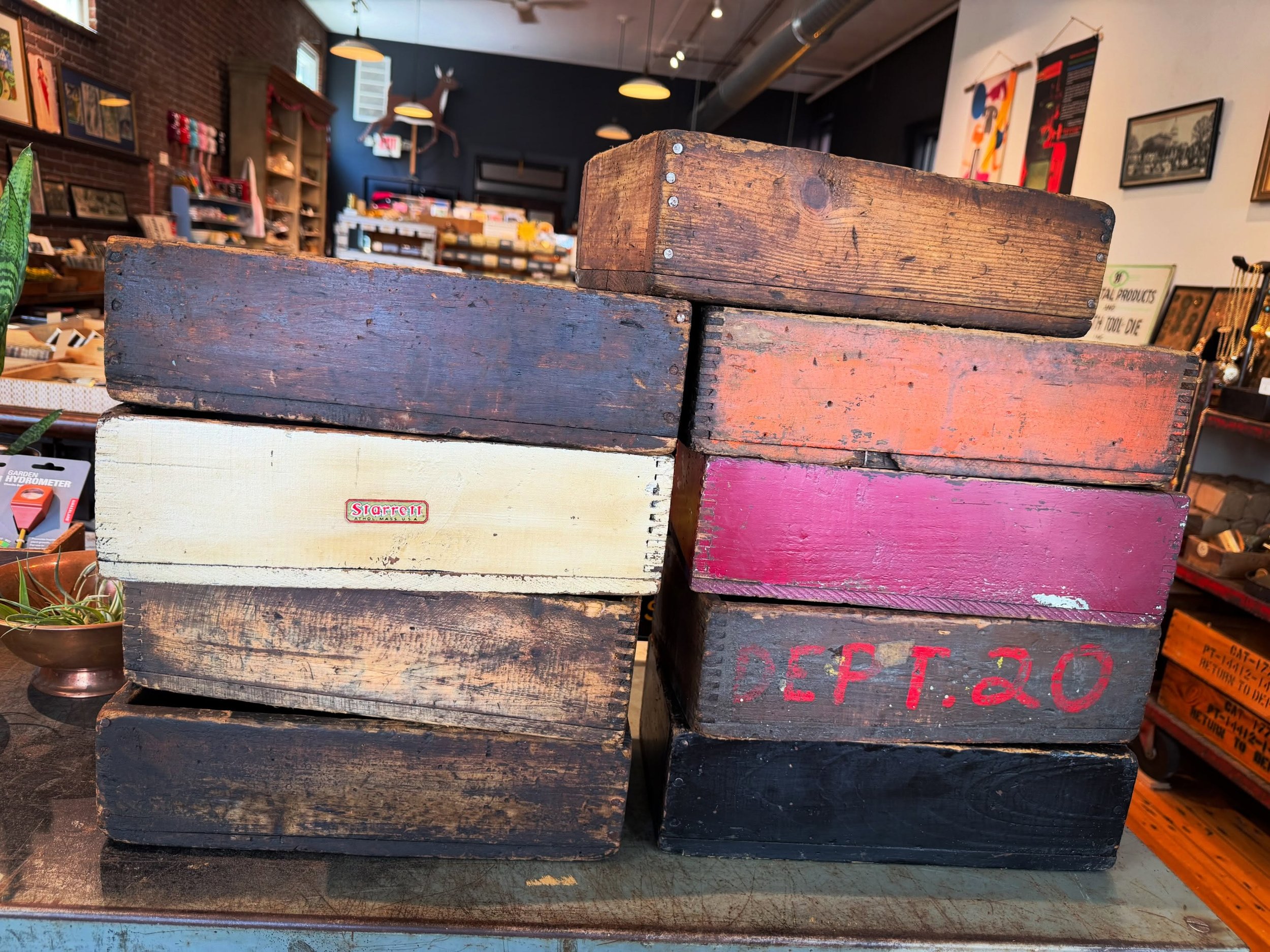 PREMIUM STARRETT BOXES&hellip;
Scrubbed&hellip; but don&rsquo;t put your DOILIES in em any time soon&hellip;
#starrett #box #boxjoint #storage #lootfound