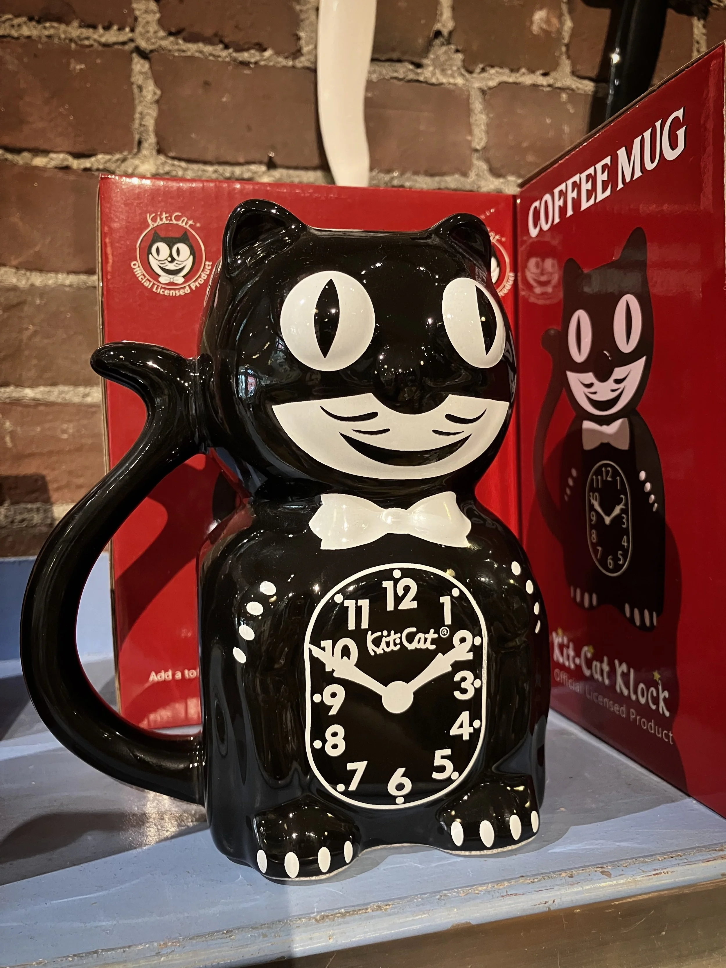 you got the clock now how bout a matching mug 😻 kit-cat trivia: the clocks are made by the same company since the 1930s

#kitcatclock #kitcat #giftie #welovecats #lootfoundandmade