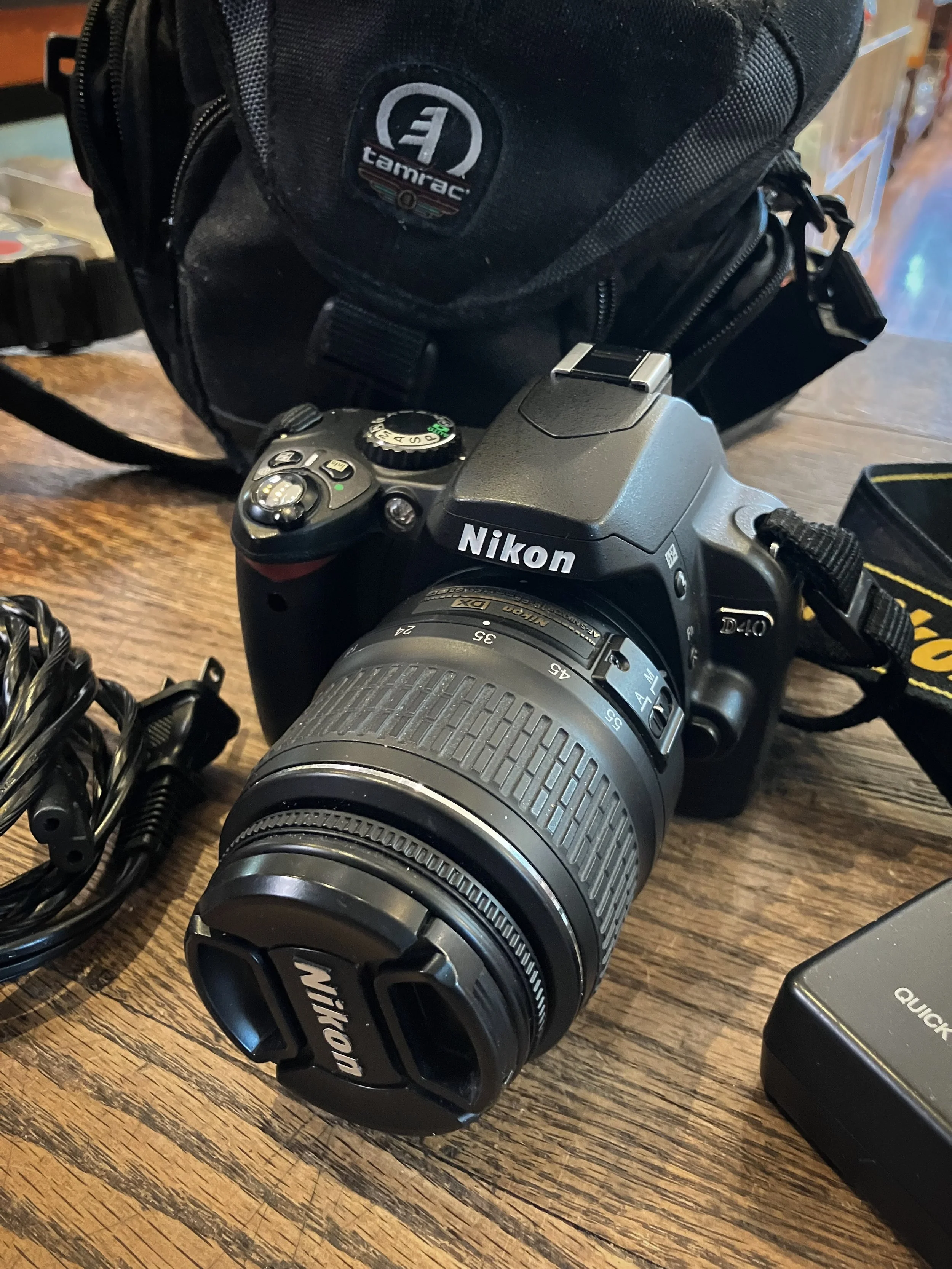 nikon D40 with case, battery and charger. we love vintage film cameras but this digital is a cutie 📷

#nikond40 #digitalcamera #lootfoundandmade