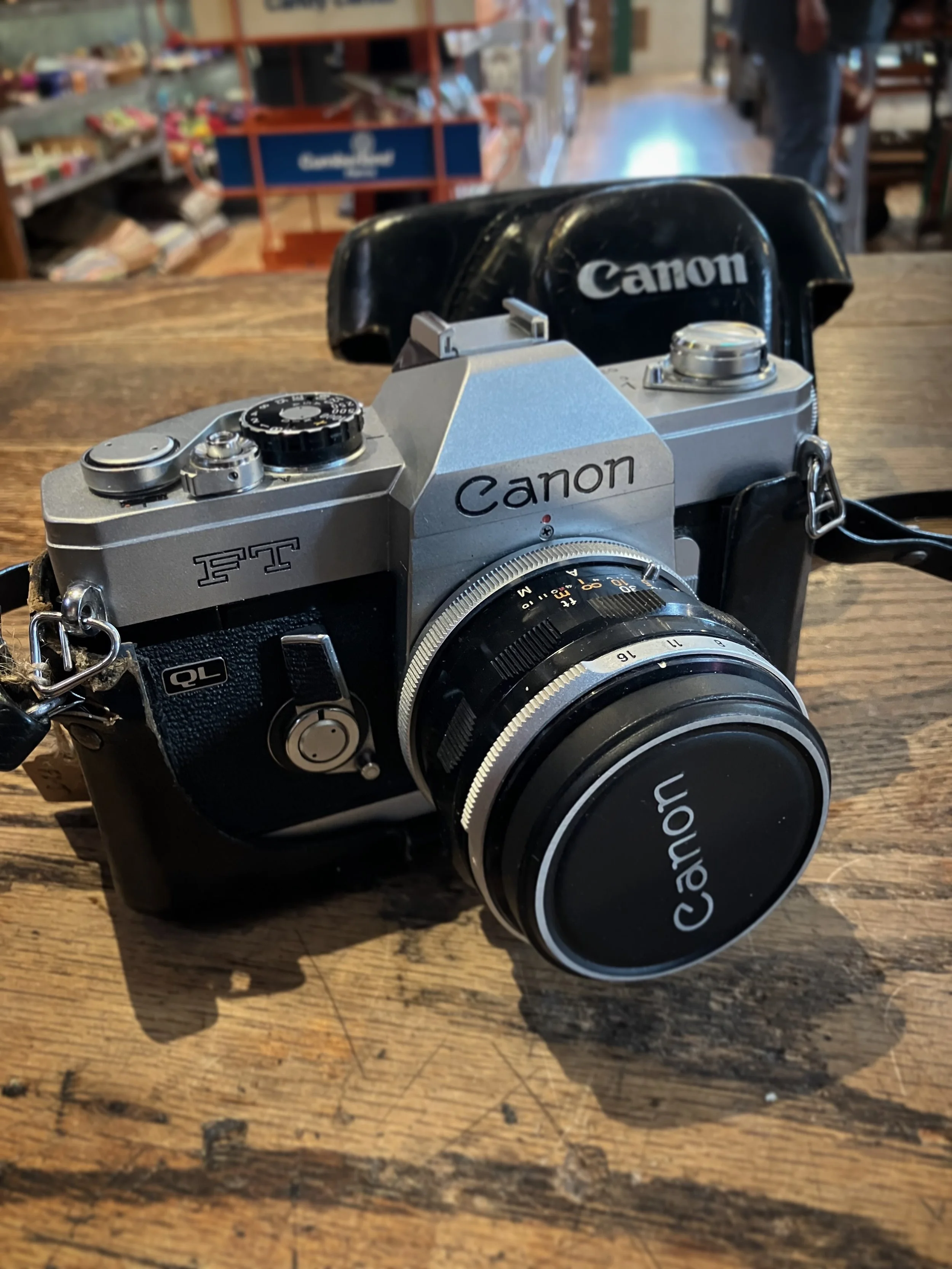 ok yeah another camera but lookit this beauty - a 1960s canon FT QL - it&rsquo;s a tank with its own rules and comes with a sweet leather case 📷

#canonFTQL #vintagecameras #vintagecanoncamera #filmcamera #lootfoundandmade
