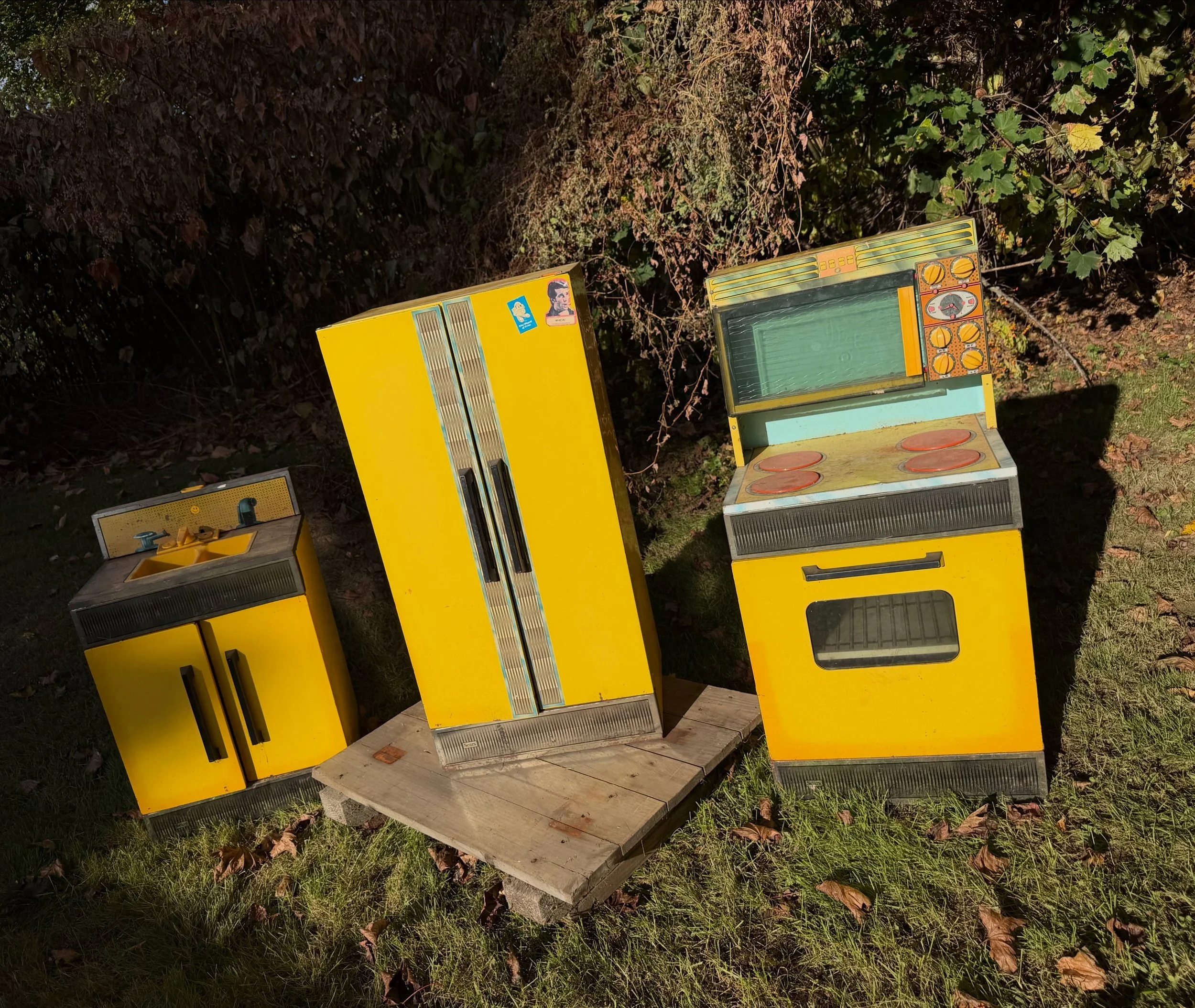 For your DREAM KITCHEN&hellip; 1972&hellip; all METAL KIDDOS KITCHEN from SEARS
Got this and TWO MORE VAN LOADS from a VT COLLECTOR ARTIST friend of mine&hellip; like we didn&rsquo;t already have a 
TON OF STUFF&hellip; come READY TO DIG at the FALL 