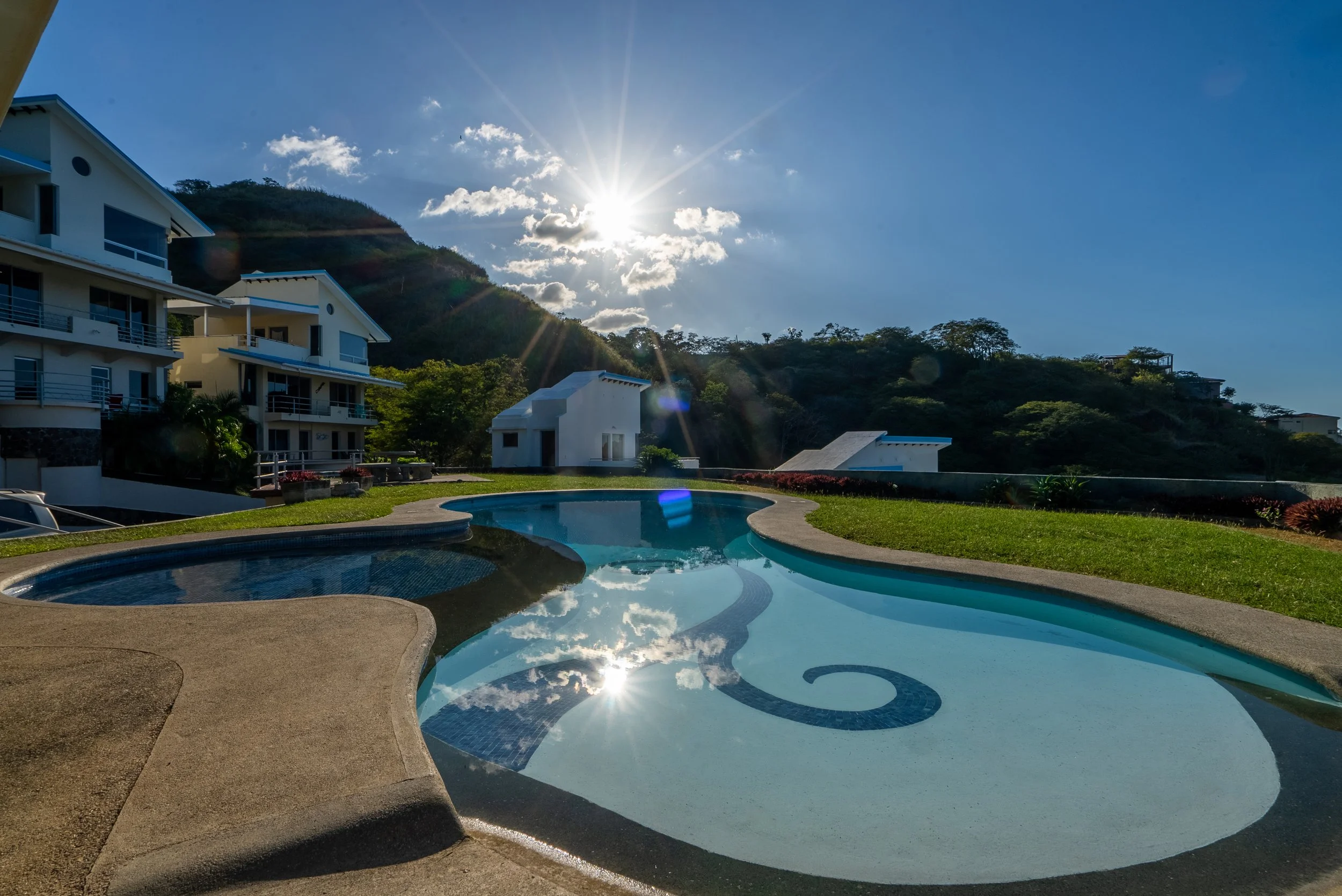 2022_12_Coco_TL_Pool-117.JPG