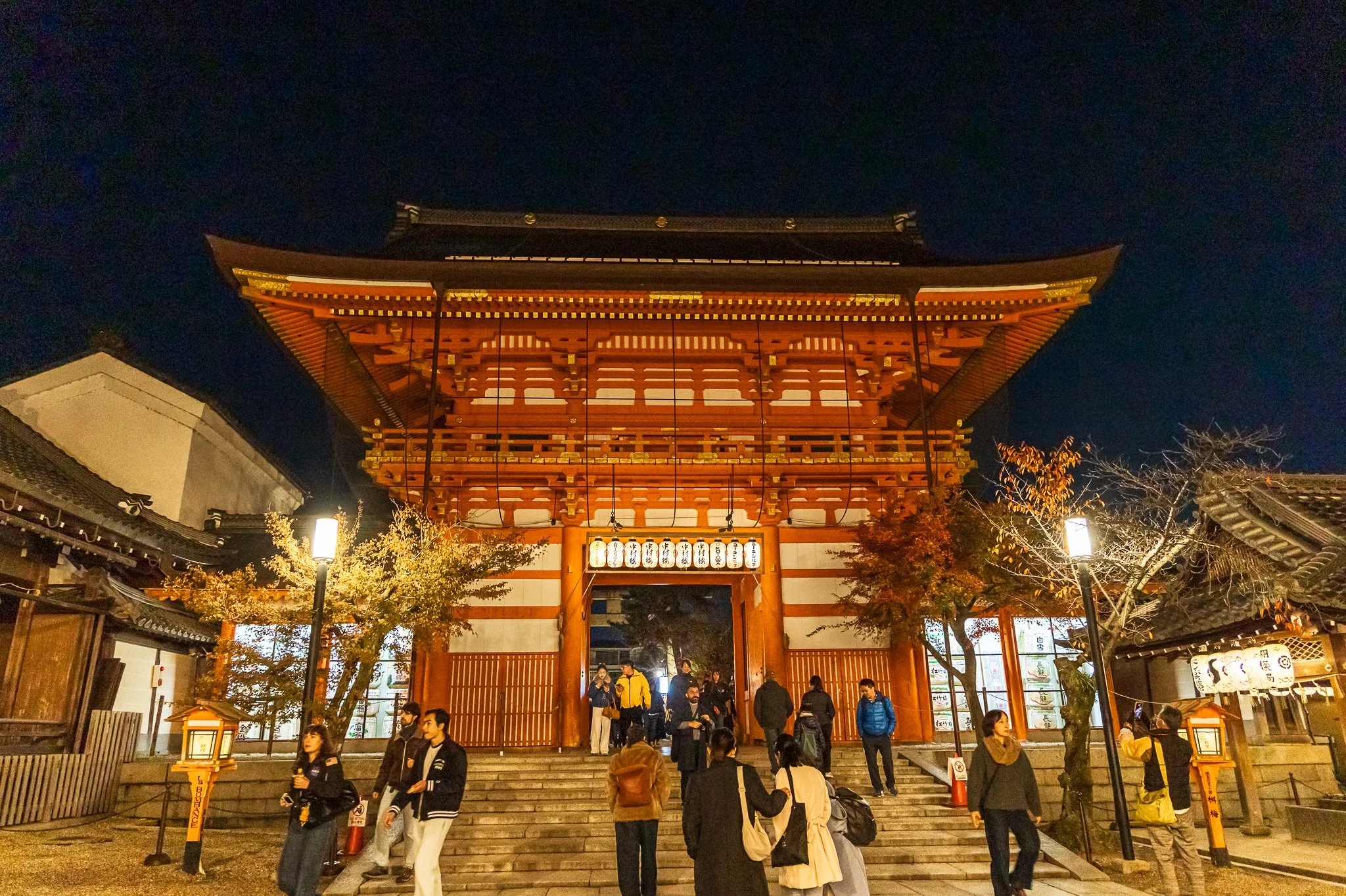 F19A3190_yasaka-shrine.jpg