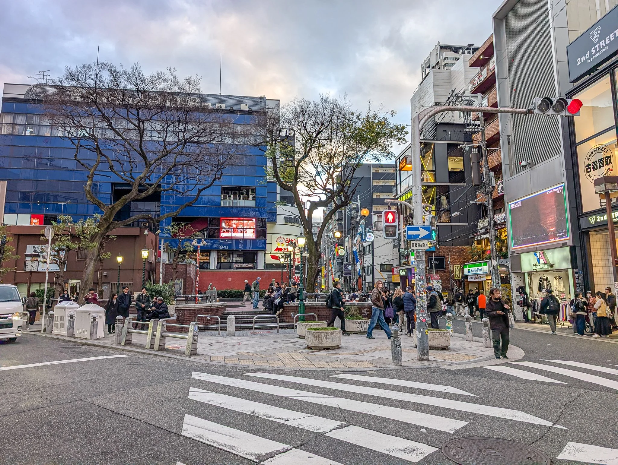 PXL_20251205_072412883_amerikamura.jpg