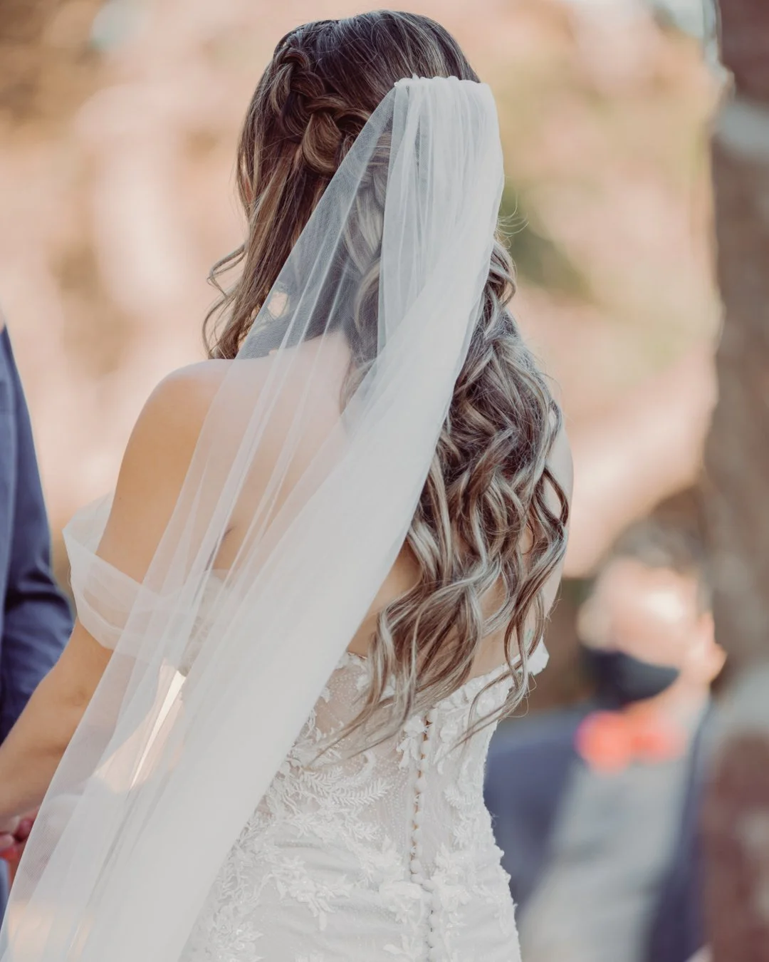 🤍

Hair by LUX artist - @beautyxcaitlynholmes
Makeup by LUX artist - @dolledbyv
Photographer - @laurenmariafilms
Venue - @themamaison