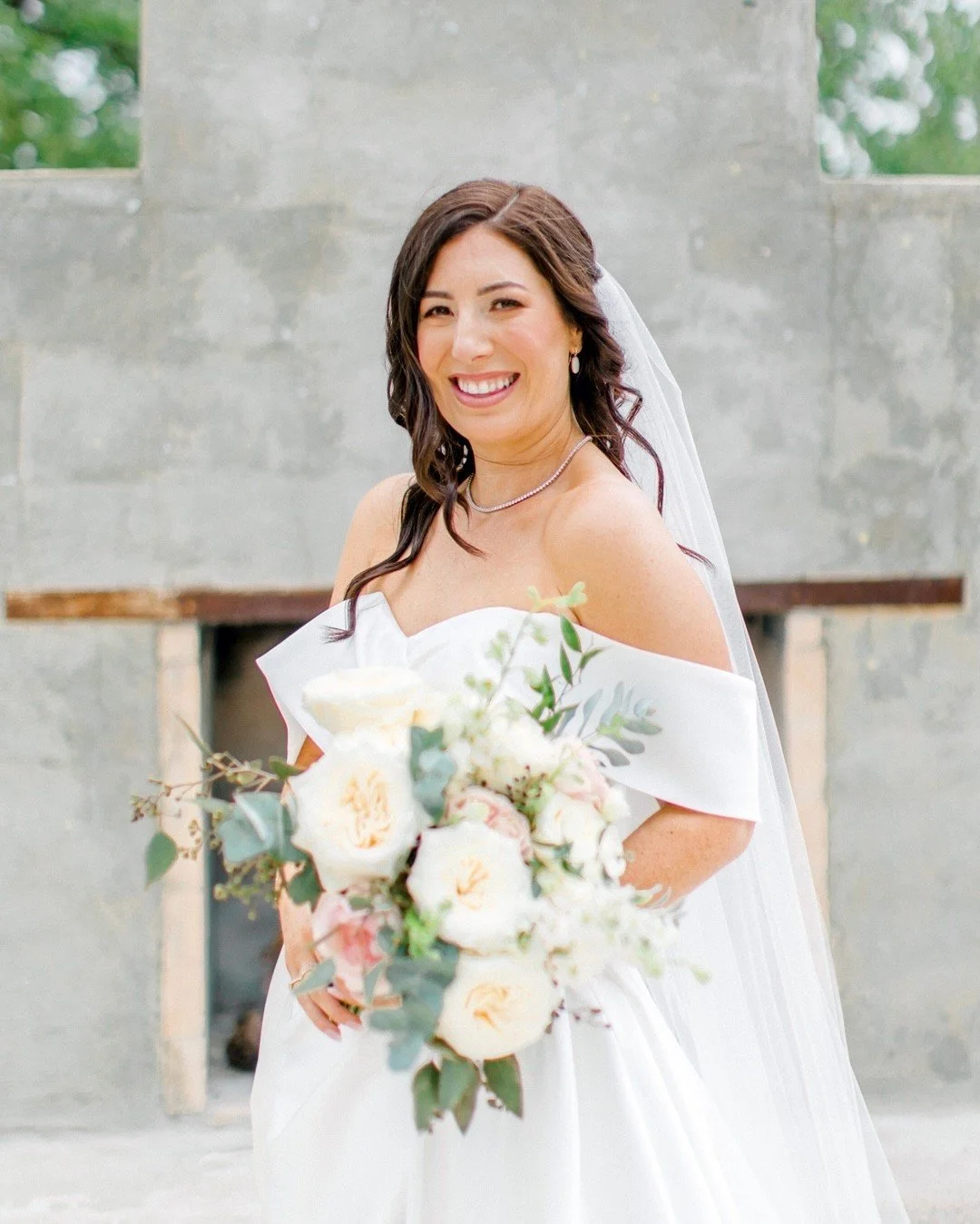 The look says it all 😍

Hair by LUX artist - @maritza.solorzano.stylist
Makeup by LUX artist - @mkbmayte
Venue - @swallowseveweddings 
Planner - @watertowinehospitality
Photographer - @allisonjeffersassociates + @allisonjeffersphotography
Floral - @