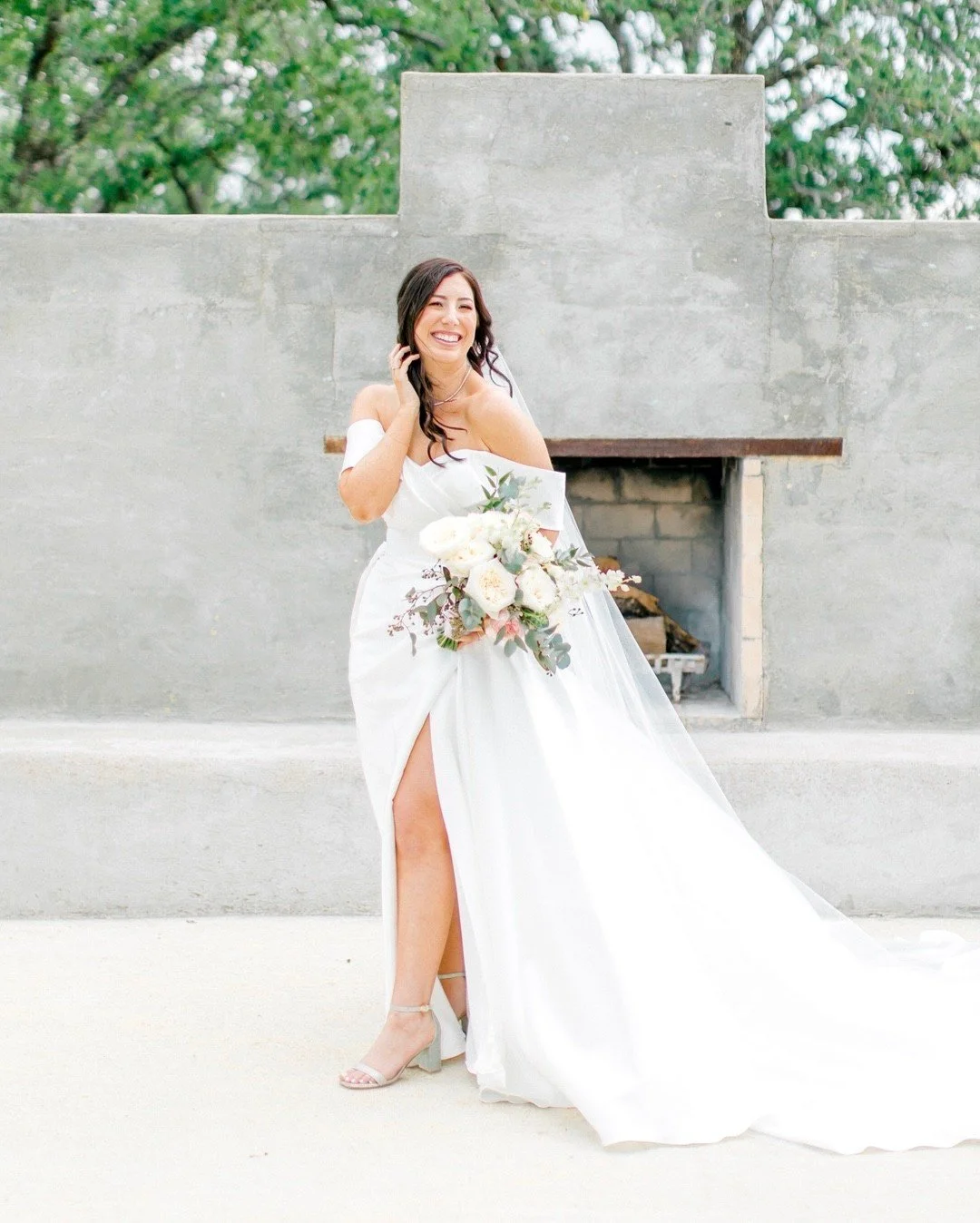 The look says it all 😍

Hair by LUX artist - @maritza.solorzano.stylist
Makeup by LUX artist - @mkbmayte
Venue - @swallowseveweddings 
Planner - @watertowinehospitality
Photographer - @allisonjeffersassociates + @allisonjeffersphotography
Floral - @